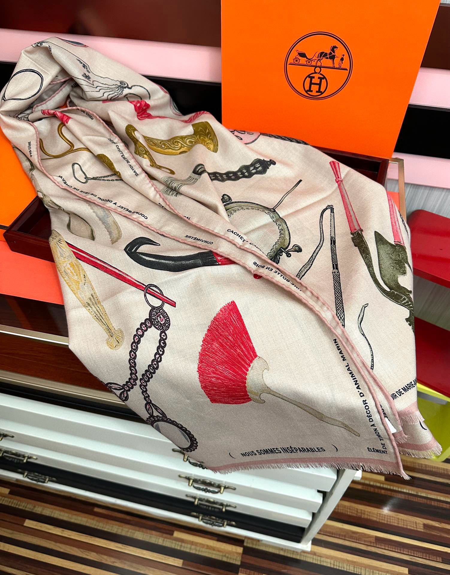 。新款 2025爱马仕。【型影相随】双面同色 太美了[吃瓜]下手一定要快[嘴唇]四季都可以用[勾引]真心