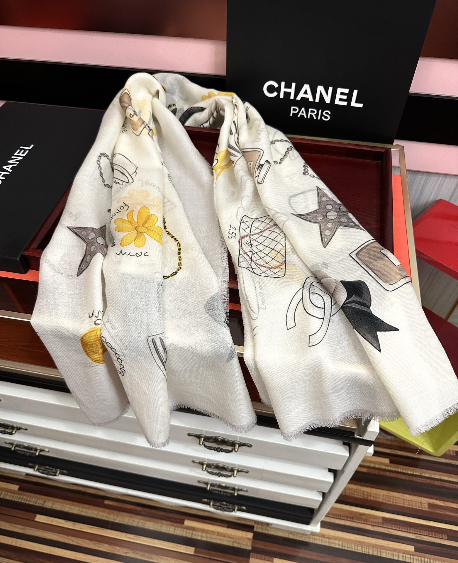 新款。香奈儿 永远经典双C优雅Coco风[礼物]~气质到骨子里[色]香奶奶新一季的面料超高级，真心超级柔