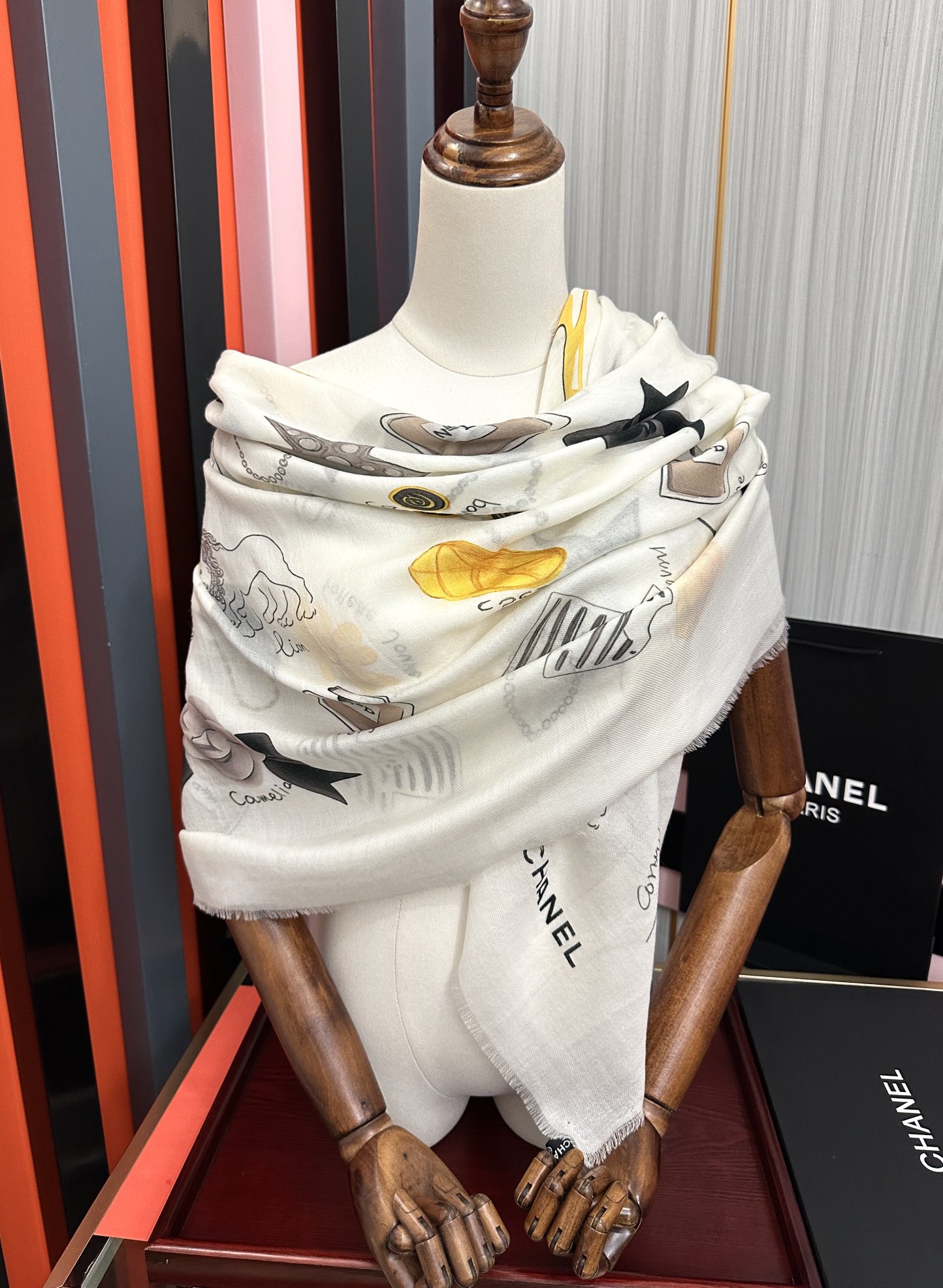 新款。香奈儿 永远经典双C优雅Coco风[礼物]~气质到骨子里[色]香奶奶新一季的面料超高级，真心超级柔