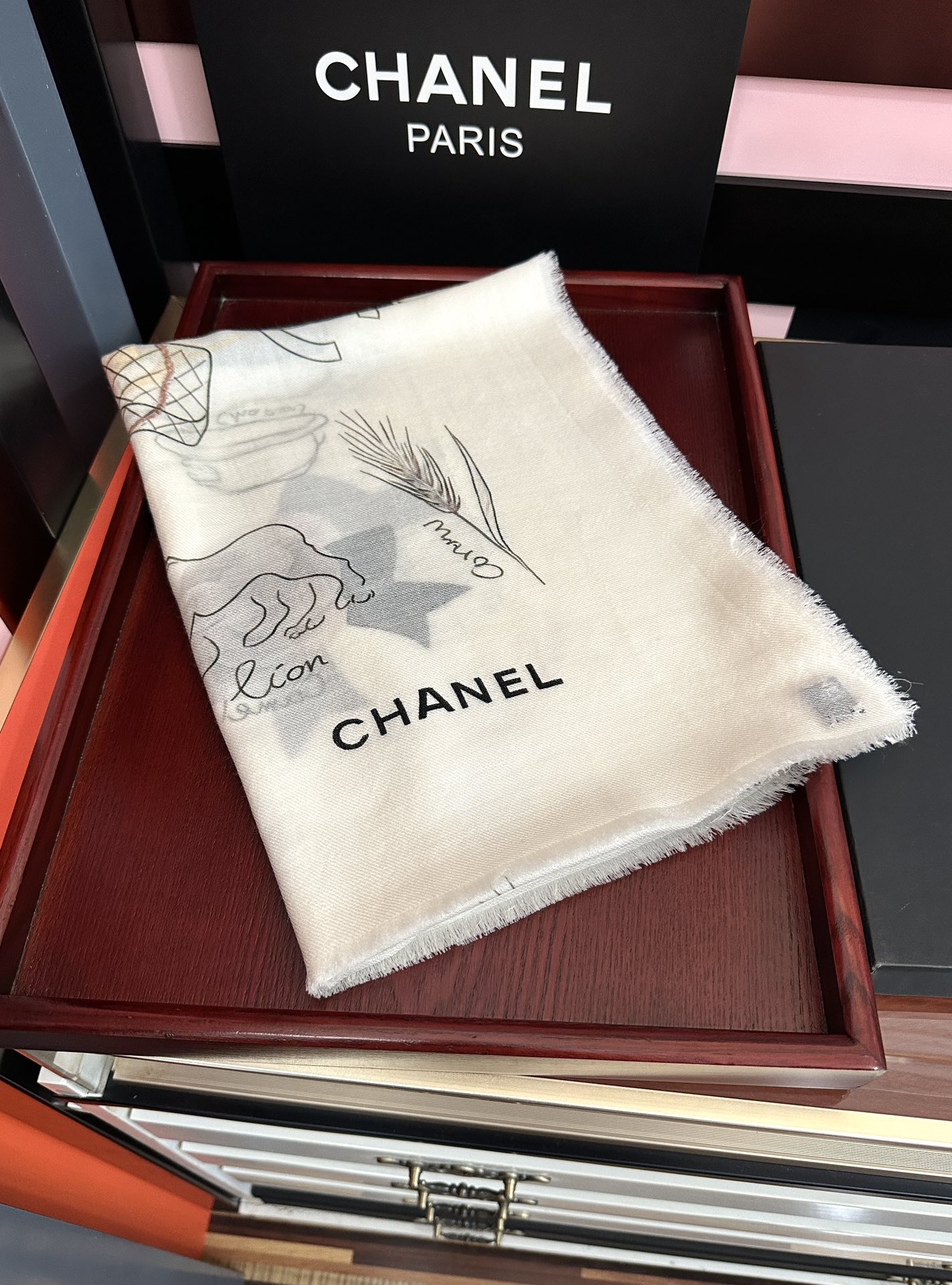 新款。香奈儿 永远经典双C优雅Coco风[礼物]~气质到骨子里[色]香奶奶新一季的面料超高级，真心超级柔