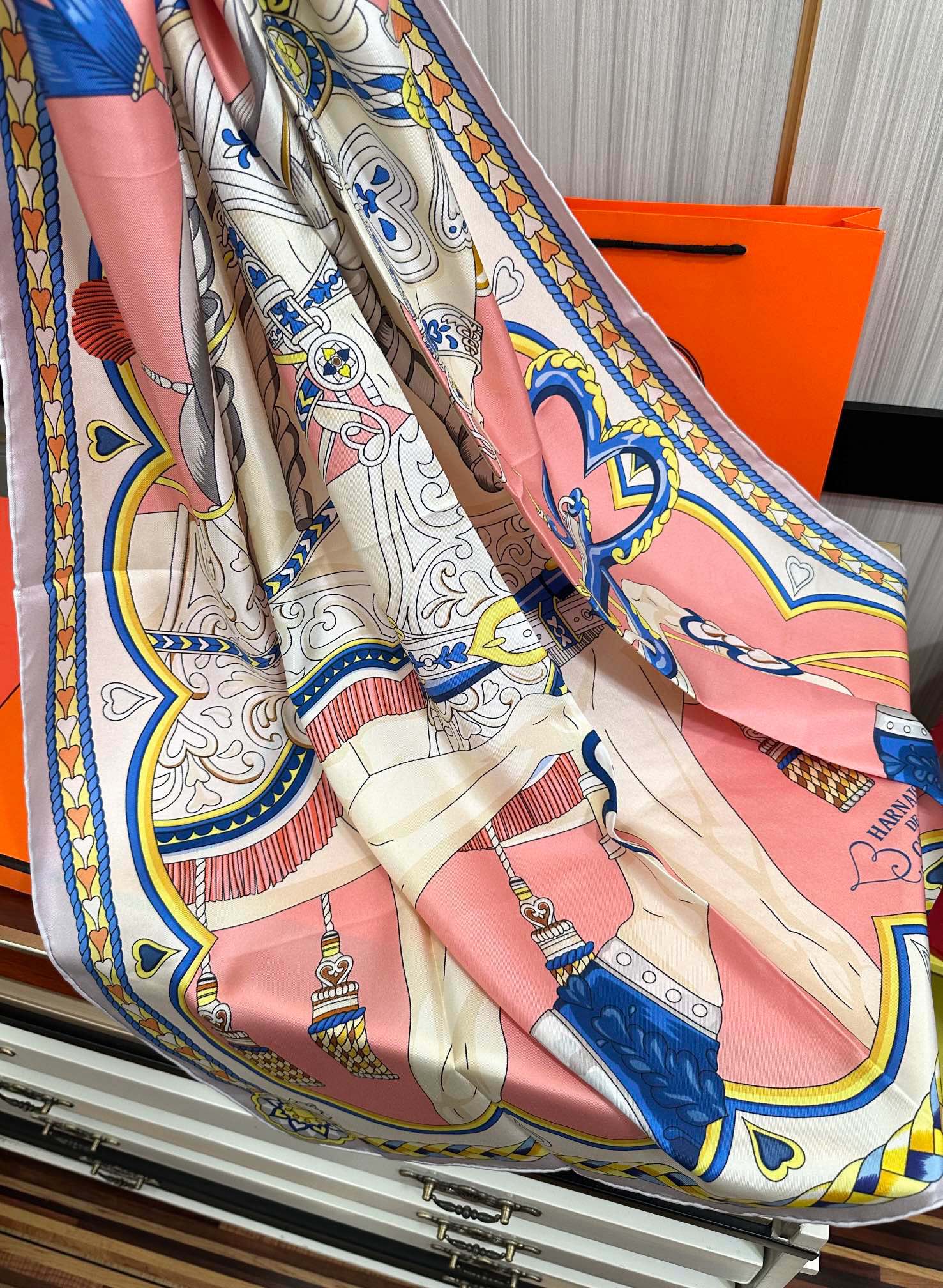 。高版本 爱马仕 2025新款【骏马奔腾】精致手工卷边，买到都说好👍下手一定要快高端 大爱❤️女人尤物 