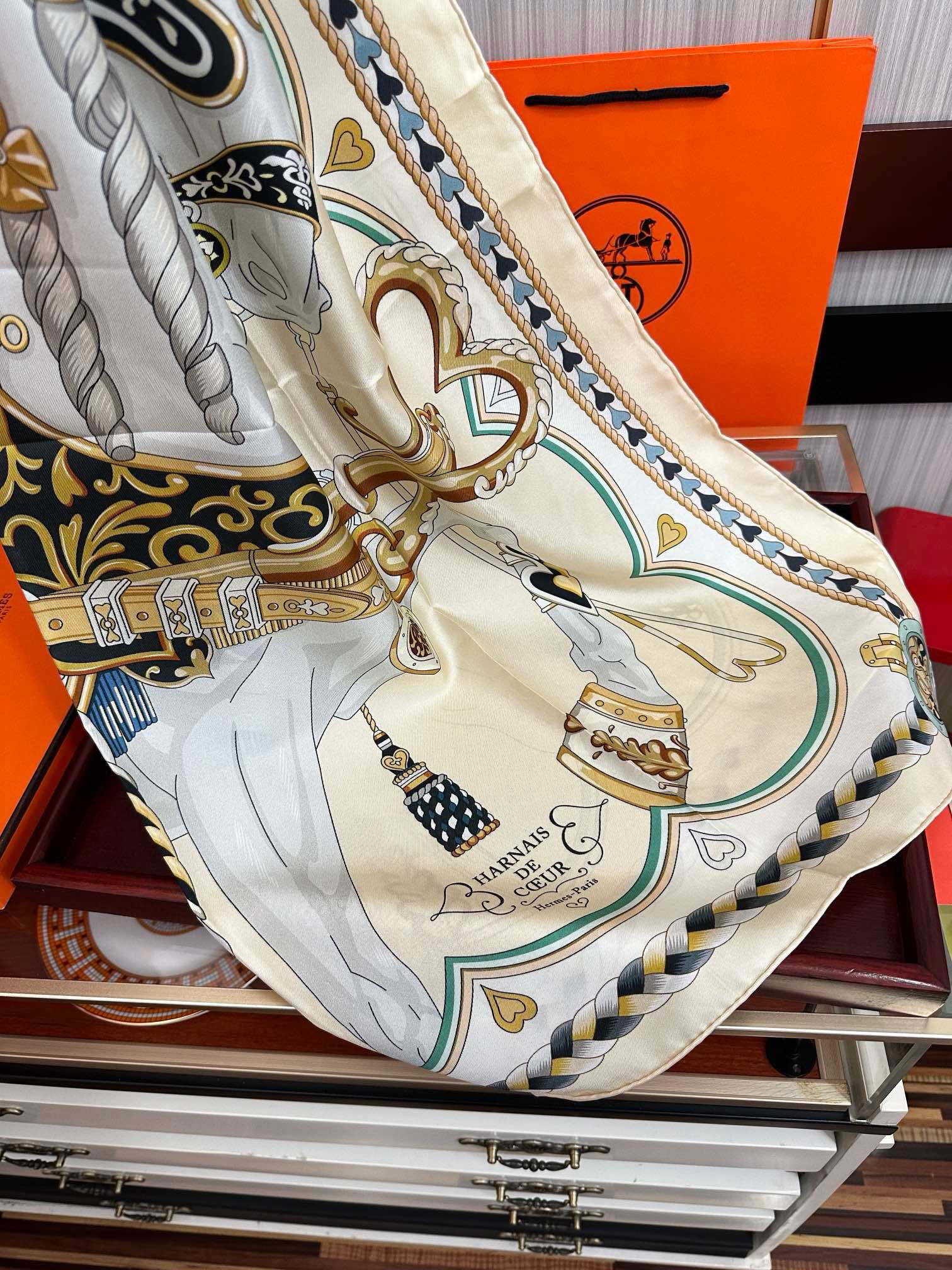 。高版本 爱马仕 2025新款【骏马奔腾】精致手工卷边，买到都说好👍下手一定要快高端 大爱❤️女人尤物 