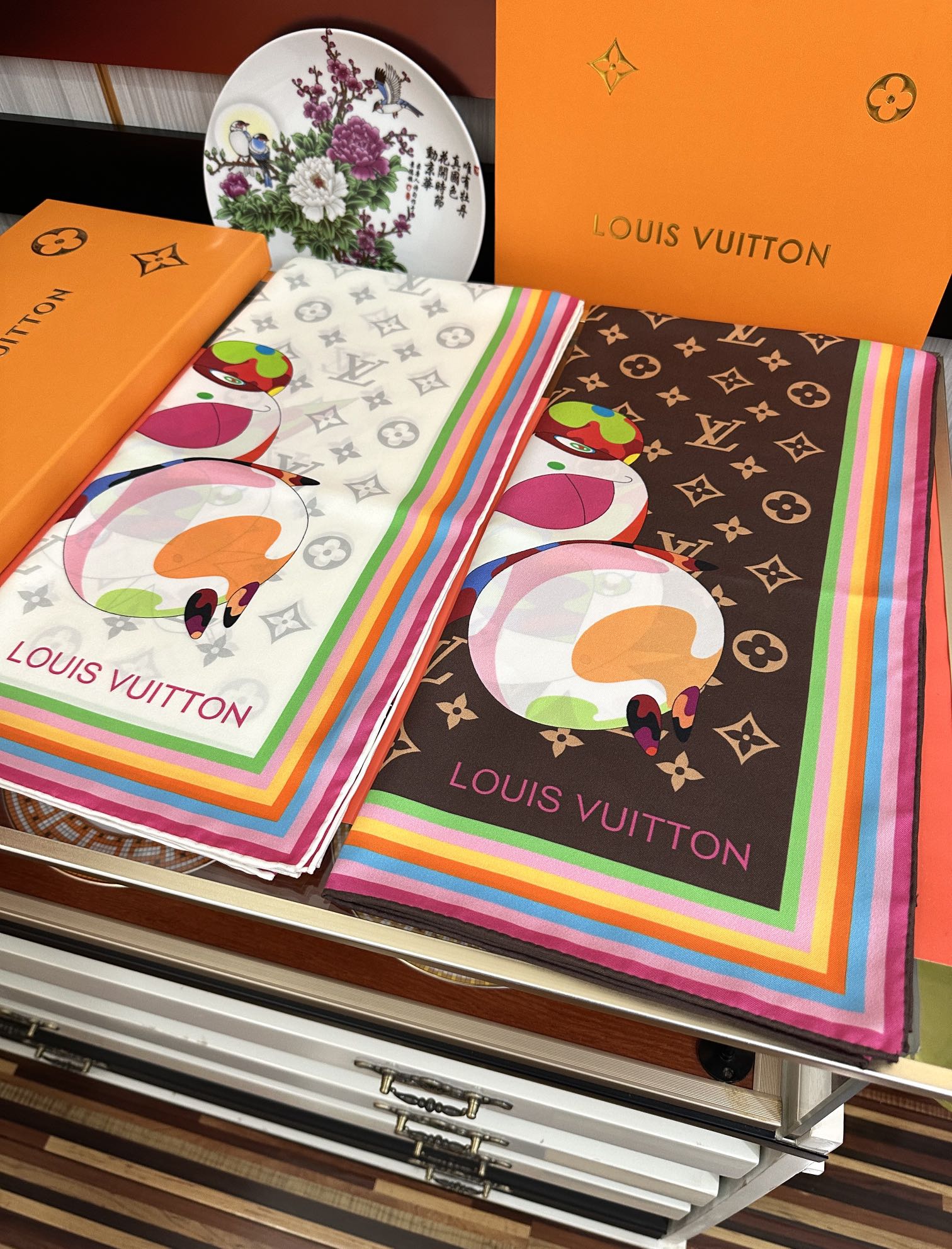 。LV官网同步【18mm双面同色顶级真丝】[庆祝]“L家”90典藏方巾通过别致的经典色彩向原创设计致敬[