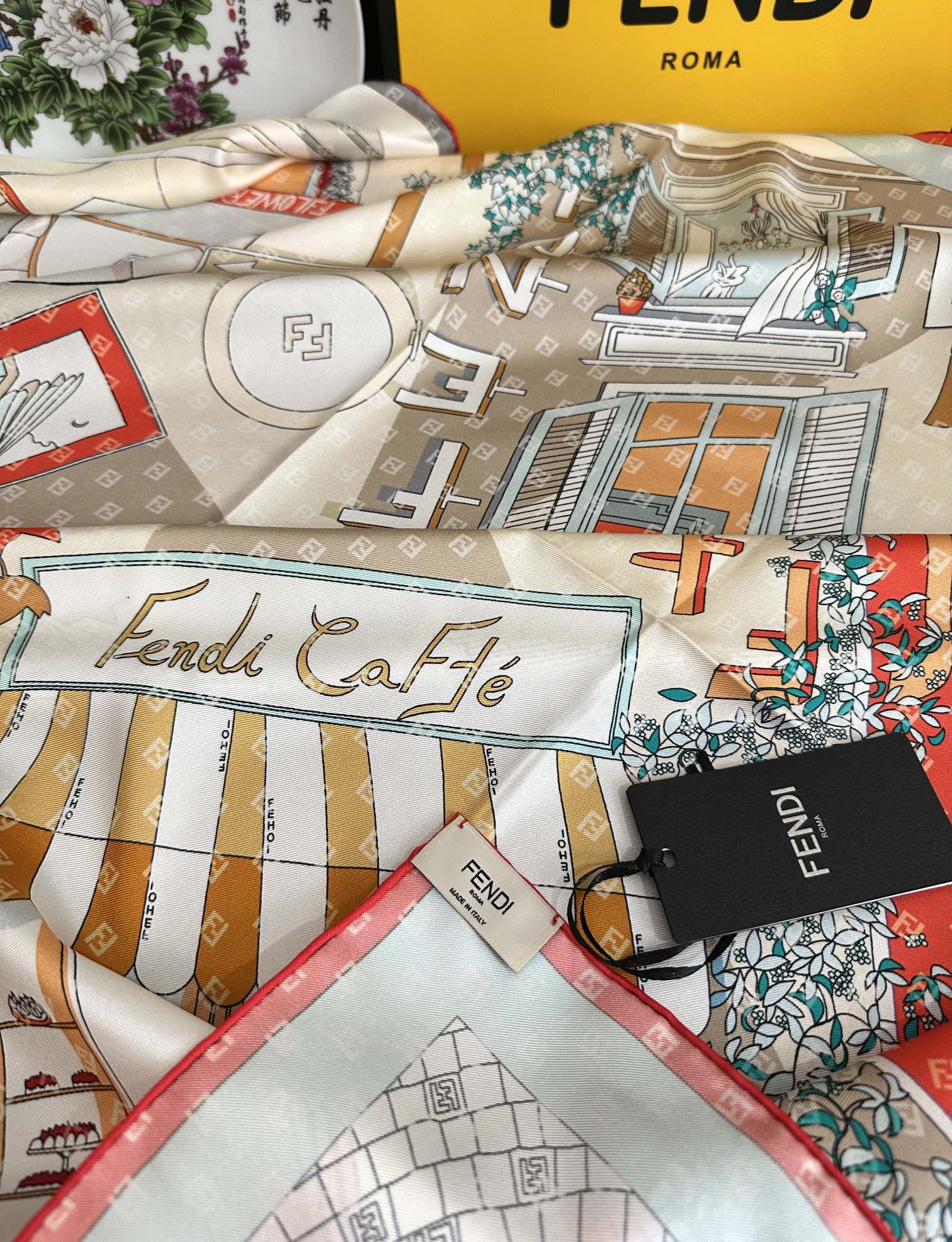 。新款2025Fendi 围巾 采用定制的“Walking around Rome”图案[庆祝]灵感源自