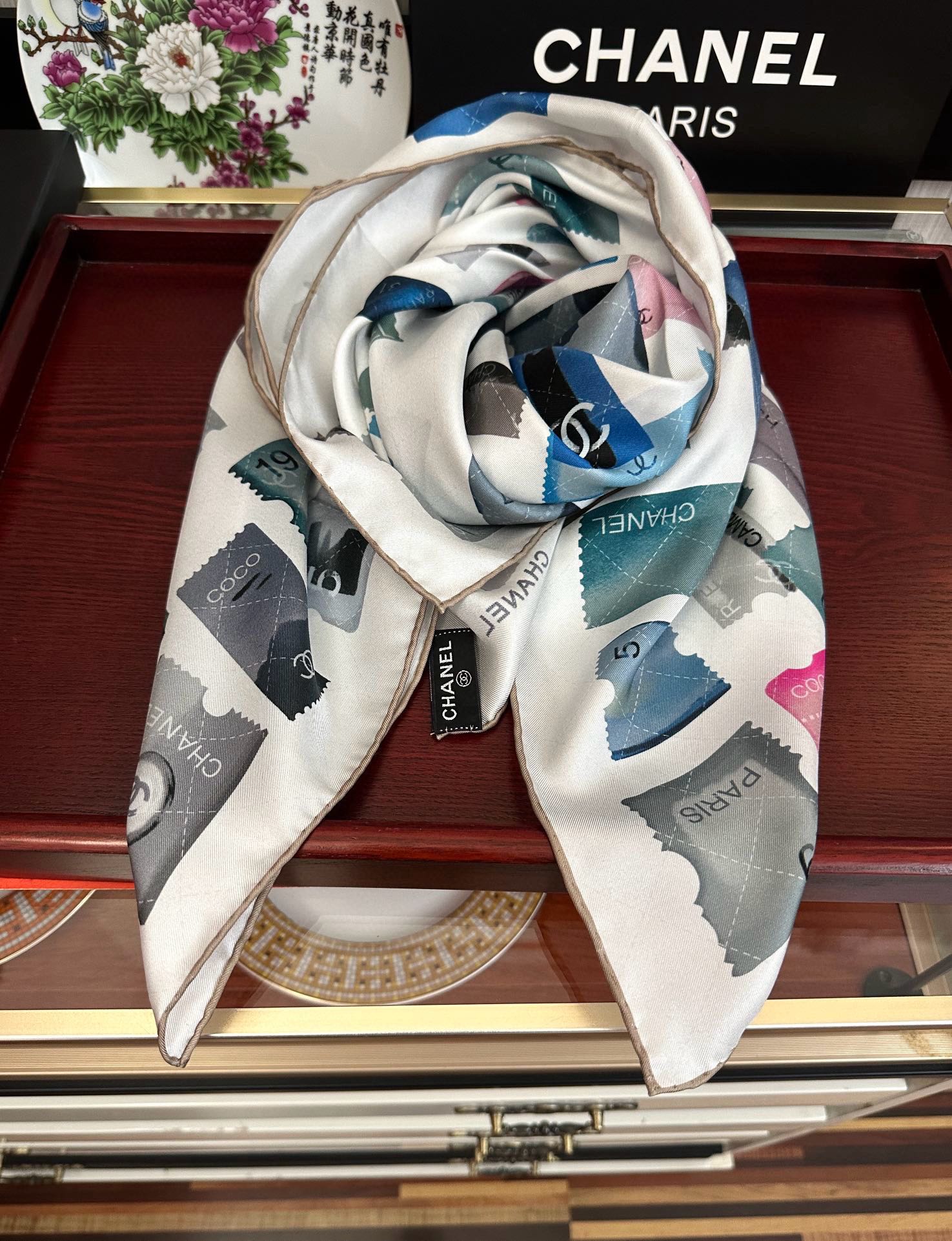 高版本。香奈儿24k邮票方巾 官网同步 这一款方巾以邮票元素为主[得意]除此之外还有成衣、小丝巾的设计颜