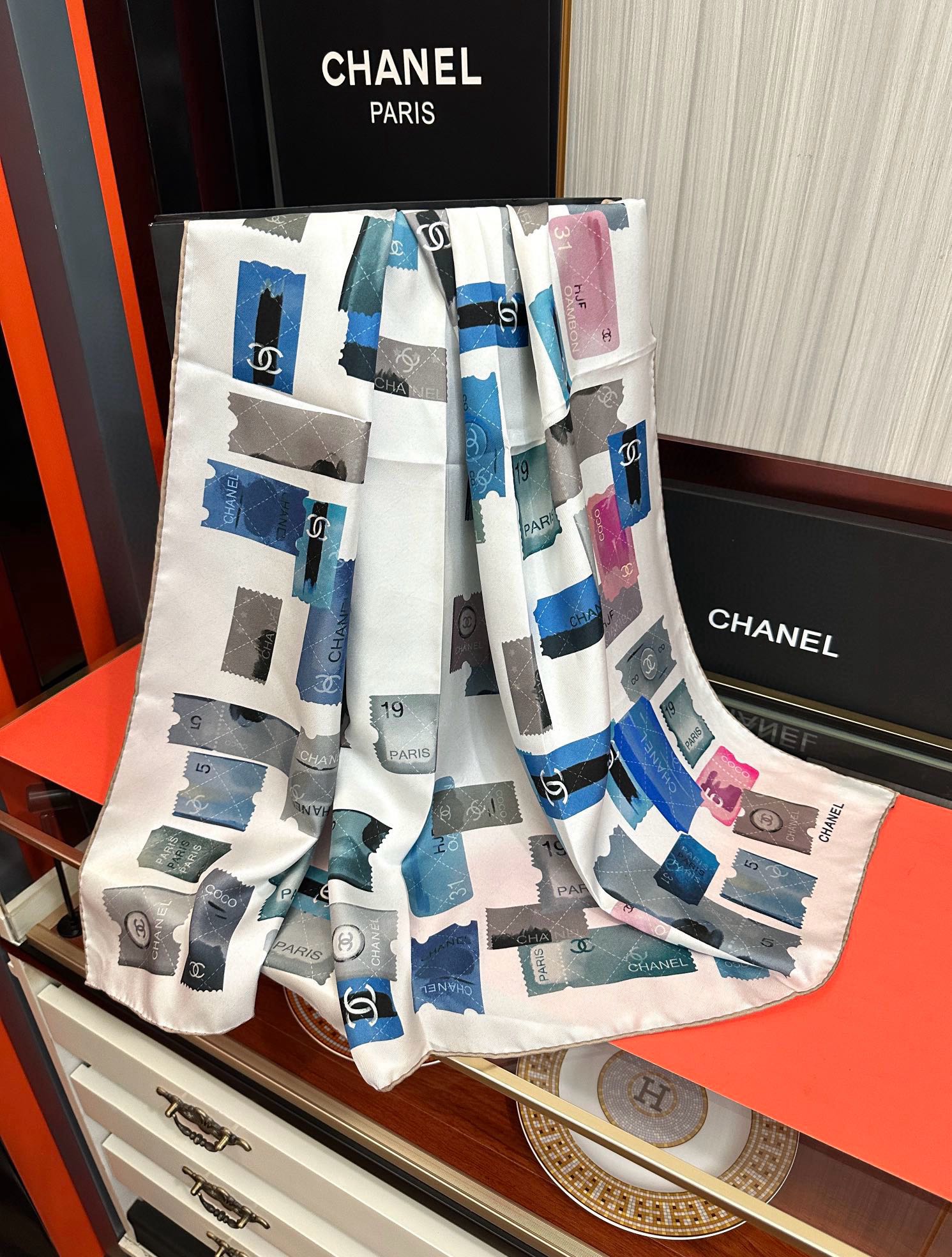 高版本。香奈儿24k邮票方巾 官网同步 这一款方巾以邮票元素为主[得意]除此之外还有成衣、小丝巾的设计颜