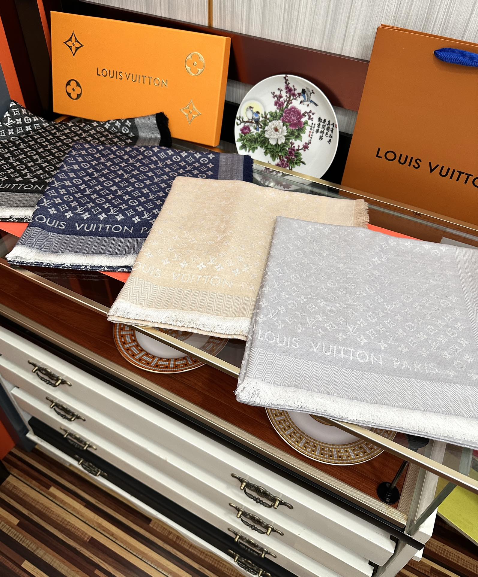 上新🎉LV老花图案这款披肩将真丝与羊毛相混搭❤️质地柔软而温暖饰有不同色调Monogram图案💄饰有的字