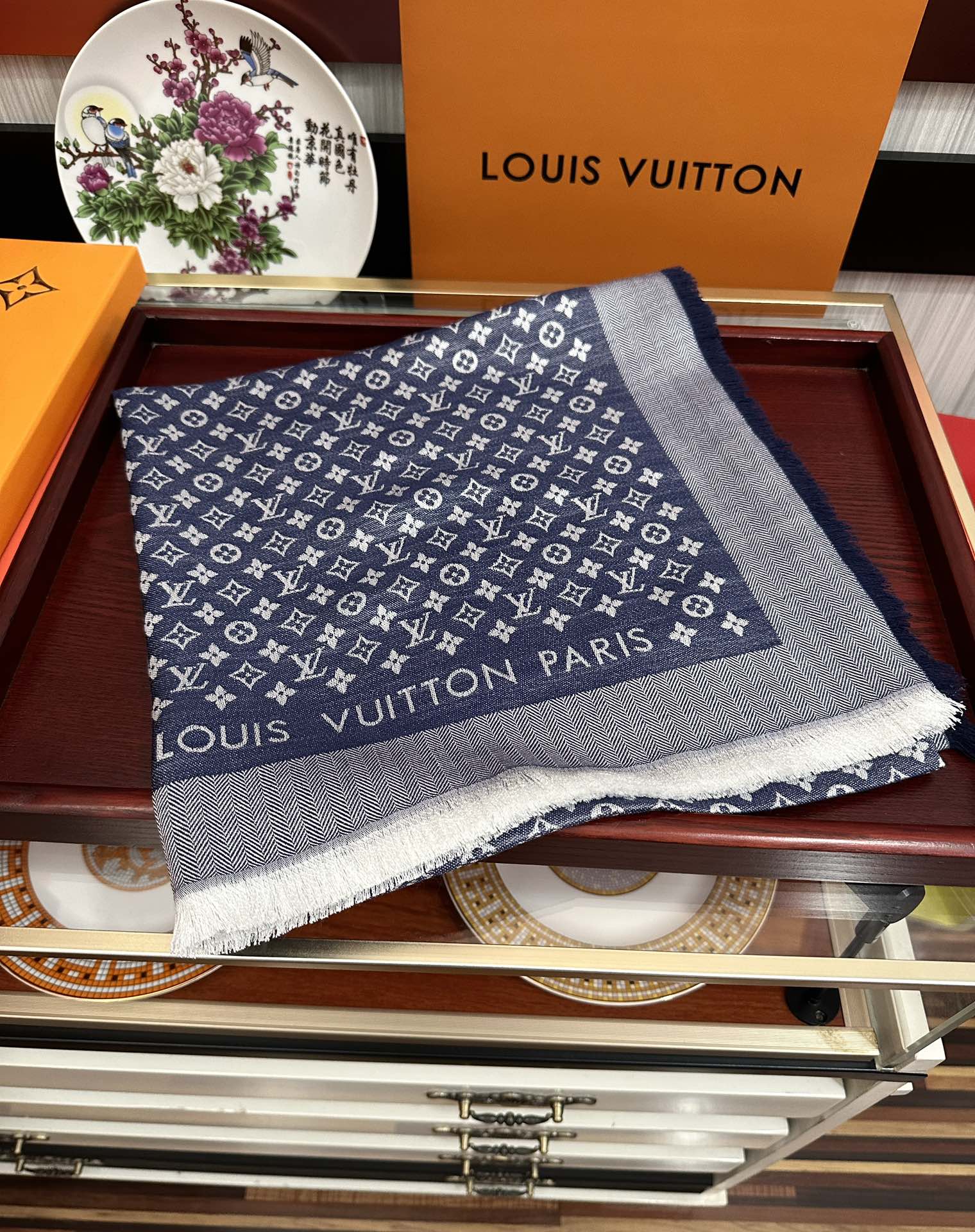 上新🎉LV老花图案这款披肩将真丝与羊毛相混搭❤️质地柔软而温暖饰有不同色调Monogram图案💄饰有的字