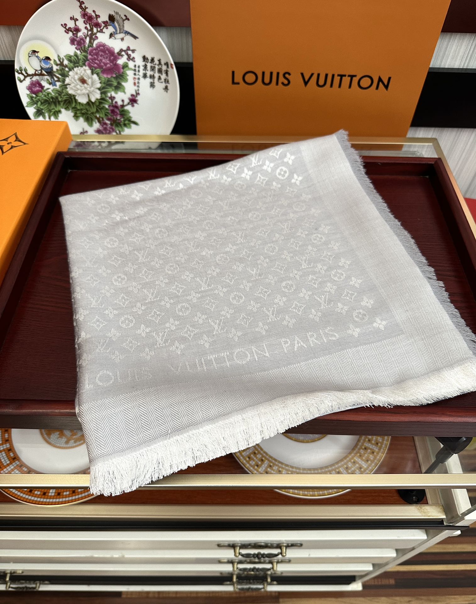 上新🎉LV老花图案这款披肩将真丝与羊毛相混搭❤️质地柔软而温暖饰有不同色调Monogram图案💄饰有的字