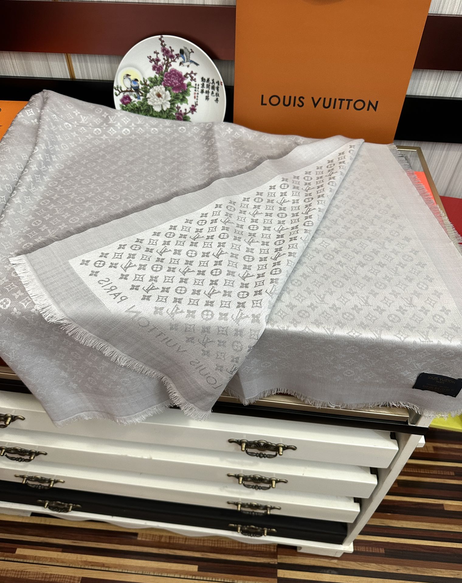 上新🎉LV老花图案这款披肩将真丝与羊毛相混搭❤️质地柔软而温暖饰有不同色调Monogram图案💄饰有的字