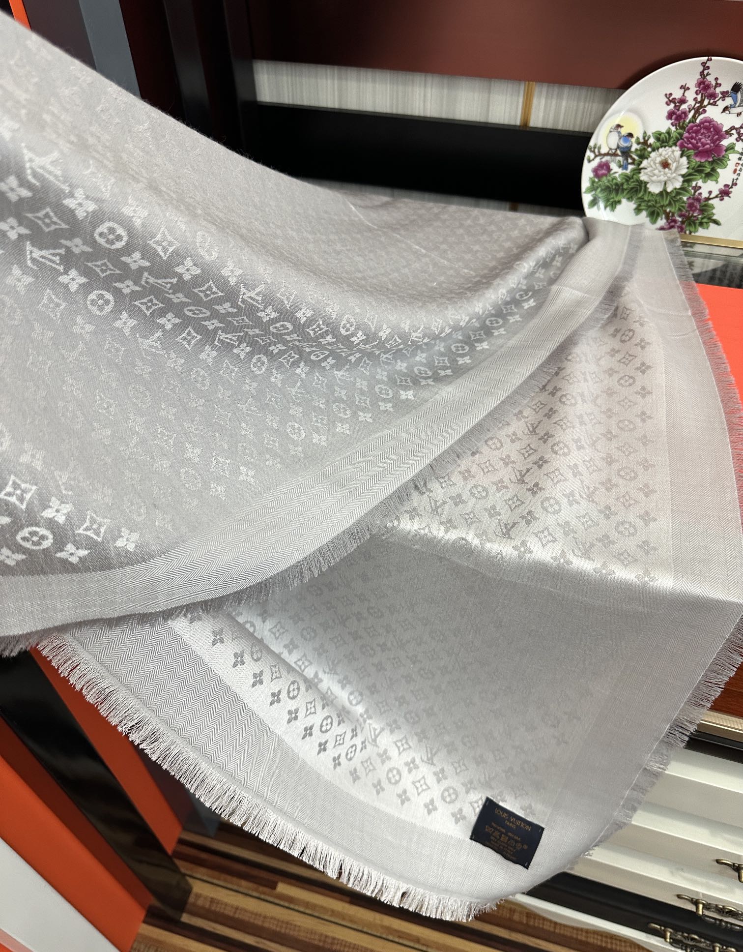 上新🎉LV老花图案这款披肩将真丝与羊毛相混搭❤️质地柔软而温暖饰有不同色调Monogram图案💄饰有的字