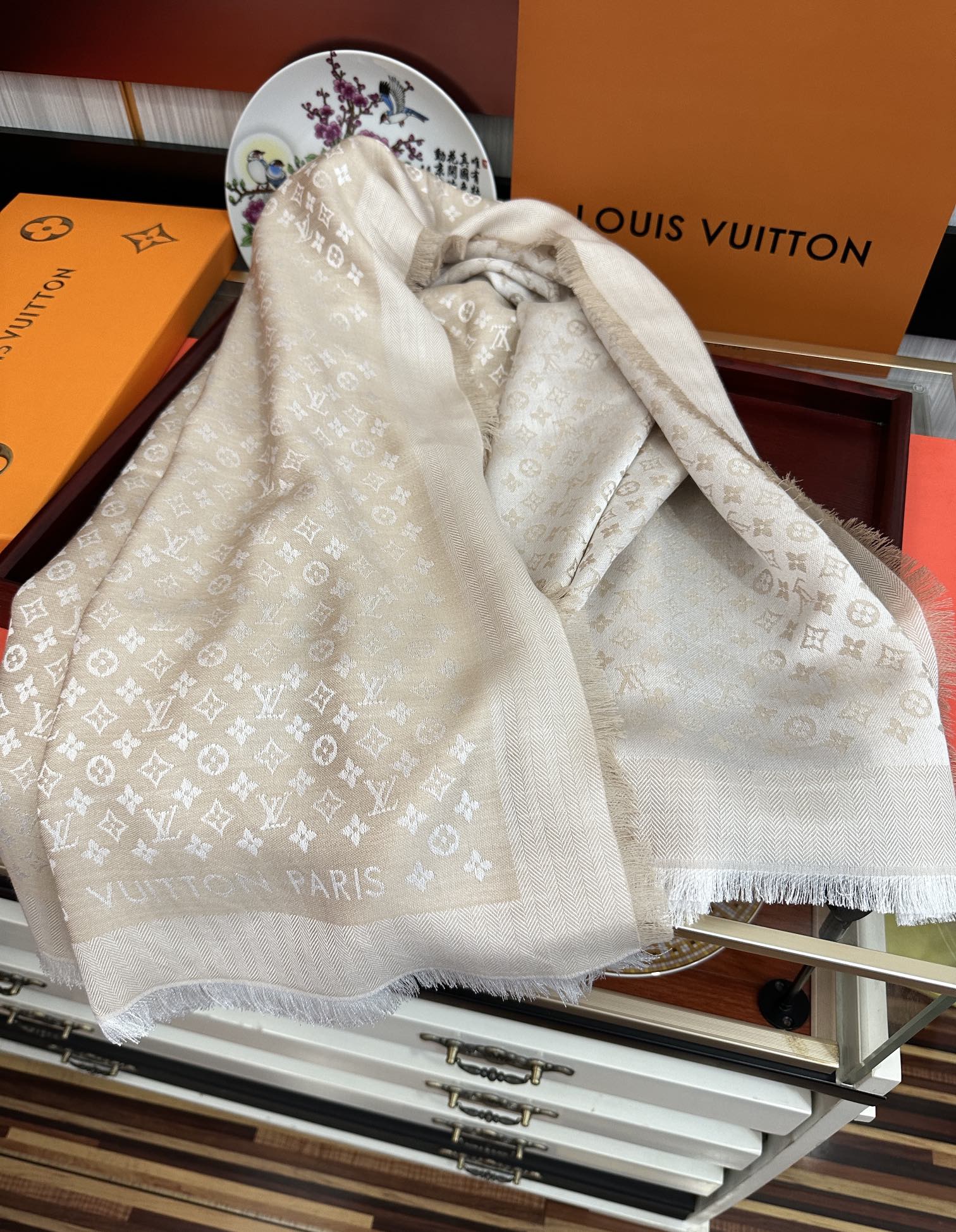 上新🎉LV老花图案这款披肩将真丝与羊毛相混搭❤️质地柔软而温暖饰有不同色调Monogram图案💄饰有的字