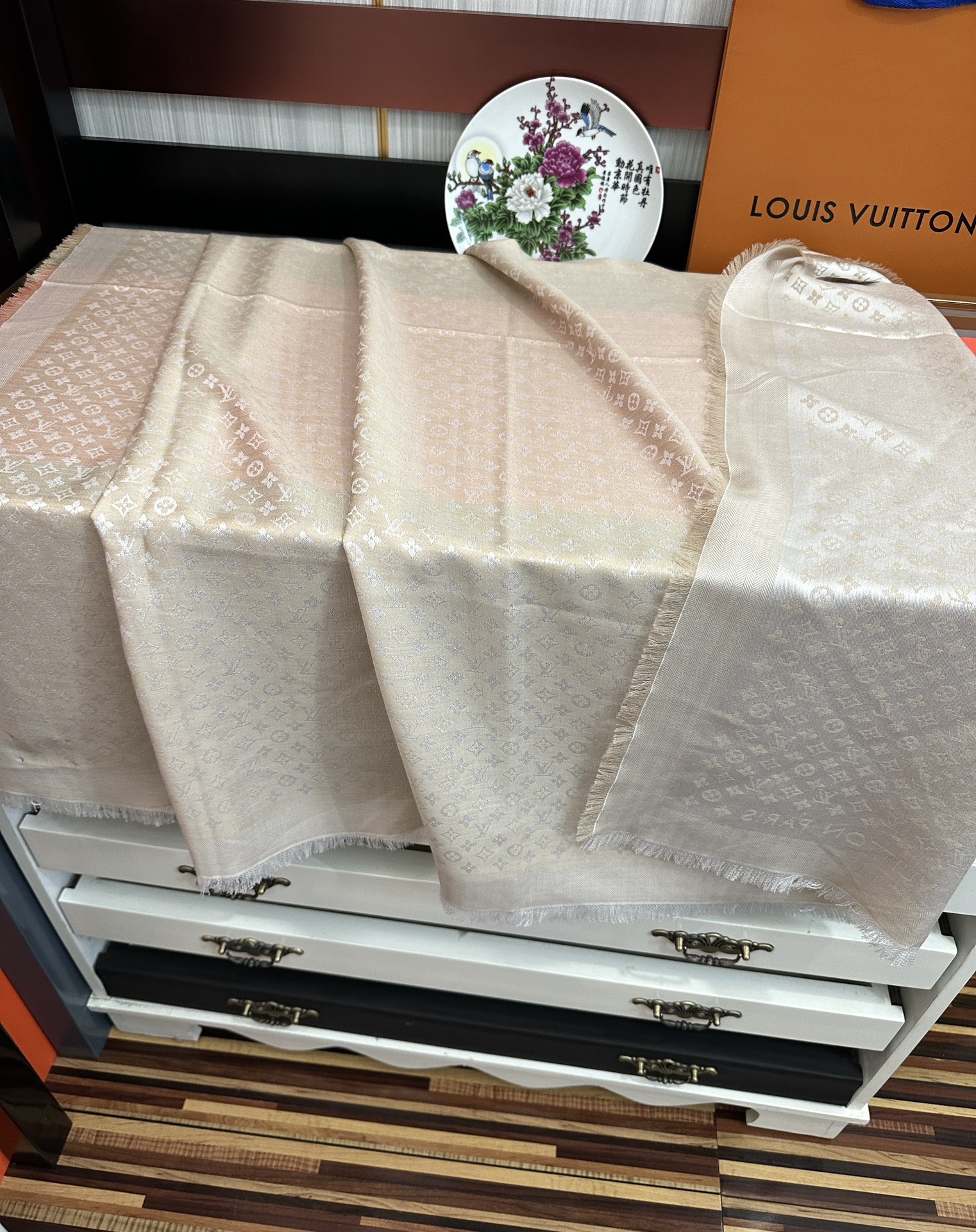 上新🎉LV老花图案这款披肩将真丝与羊毛相混搭❤️质地柔软而温暖饰有不同色调Monogram图案💄饰有的字