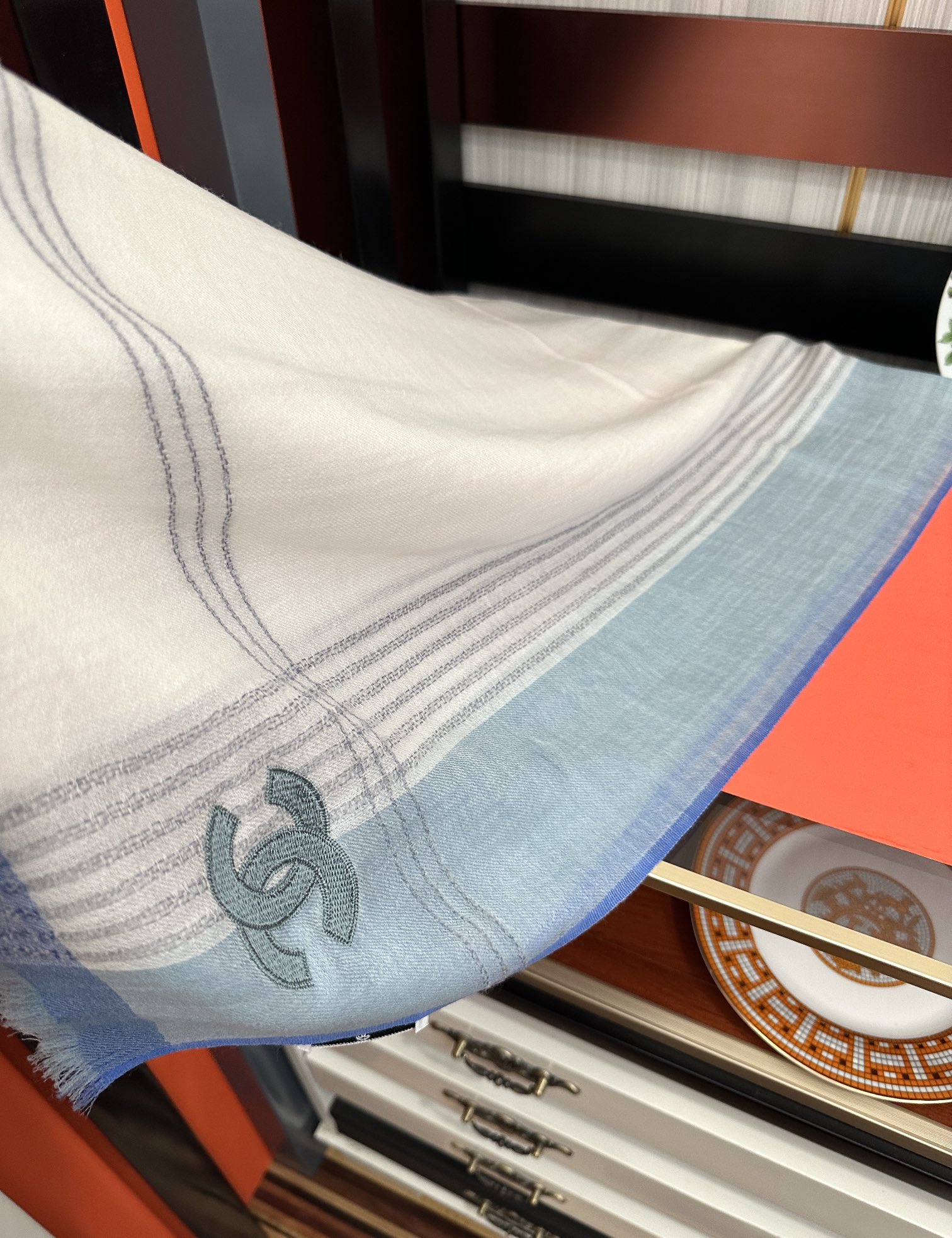 上新。2010 小香👍采用内蒙古羊绒，重磅推荐🎀太美了👓火爆，人人都喜欢💕时潮人都有好几条围巾放在衣橱，