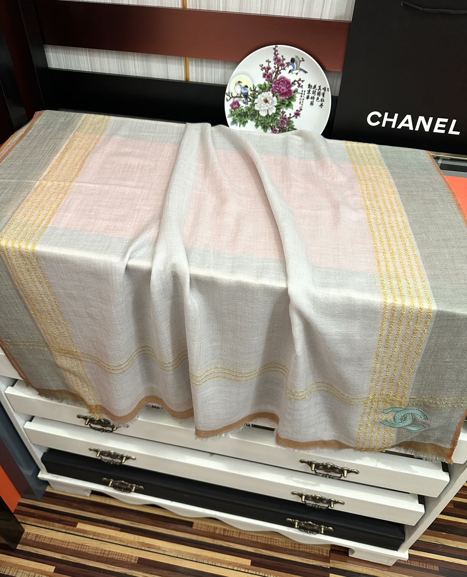 上新。2010 小香👍采用内蒙古羊绒，重磅推荐🎀太美了👓火爆，人人都喜欢💕时潮人都有好几条围巾放在衣橱，