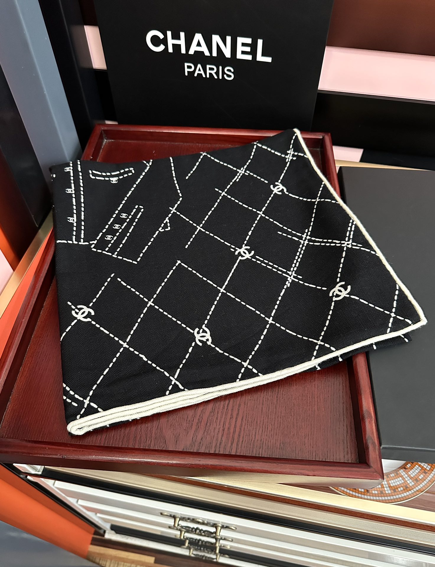 新款。2010香奈儿 【双面同色】永远经典双C优雅Coco风[礼物]~气质到骨子里[色]香奶奶新一季的面