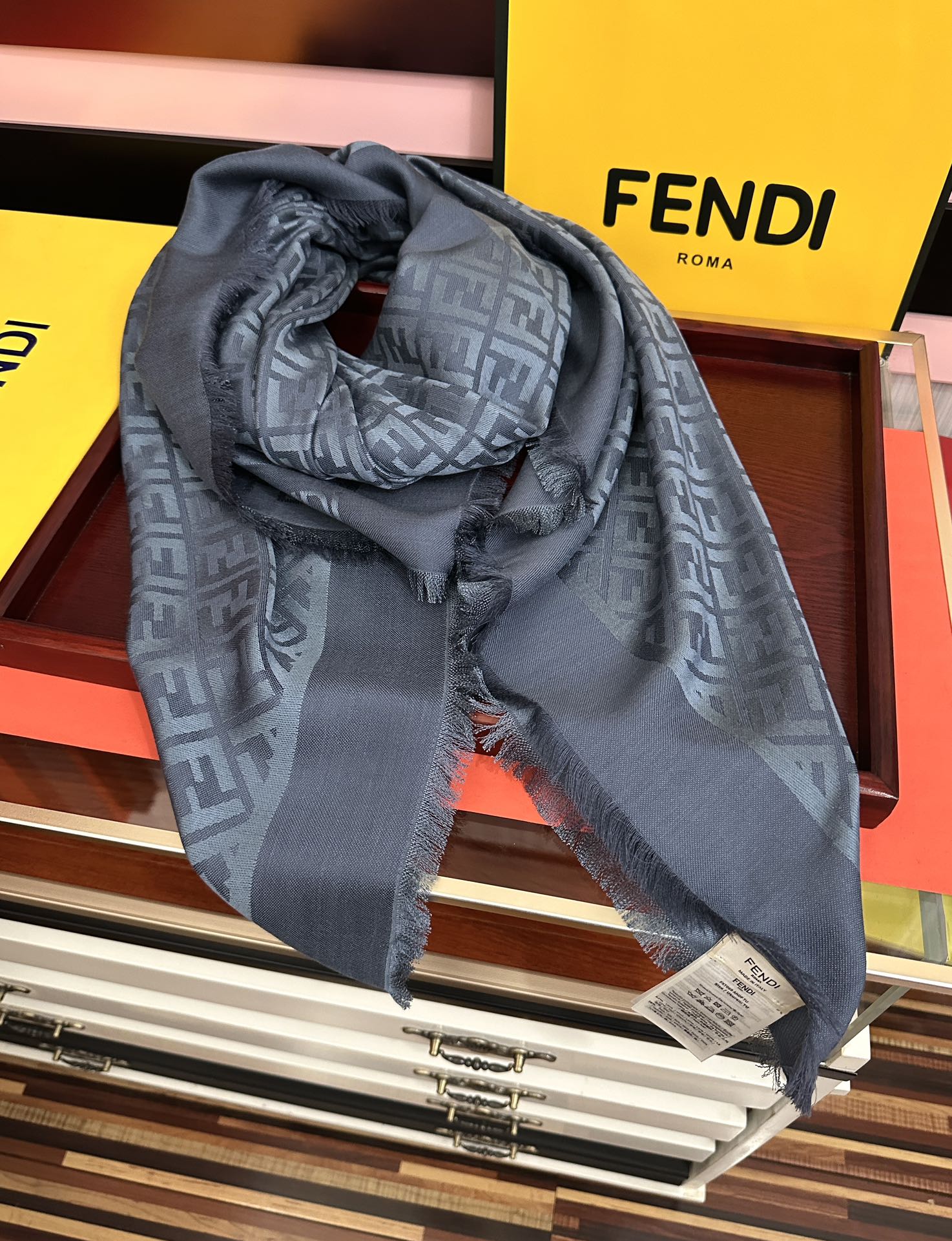 。新款 芬迪 ZG同步2025最新款 重磅推荐F字母标志，太美了[得意]，永不过时，好货不怕晚，经典款F