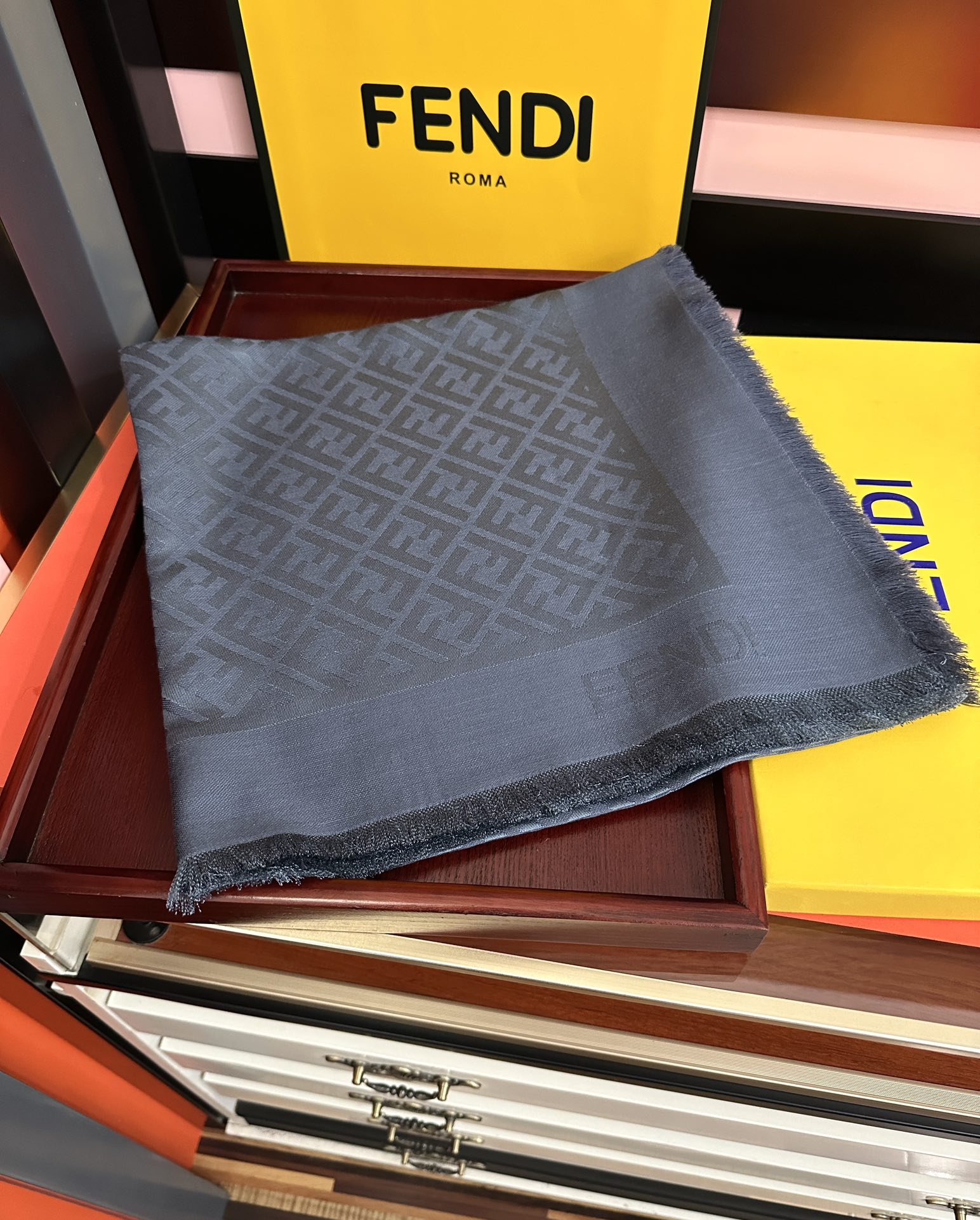 。新款 芬迪 ZG同步2025最新款 重磅推荐F字母标志，太美了[得意]，永不过时，好货不怕晚，经典款F