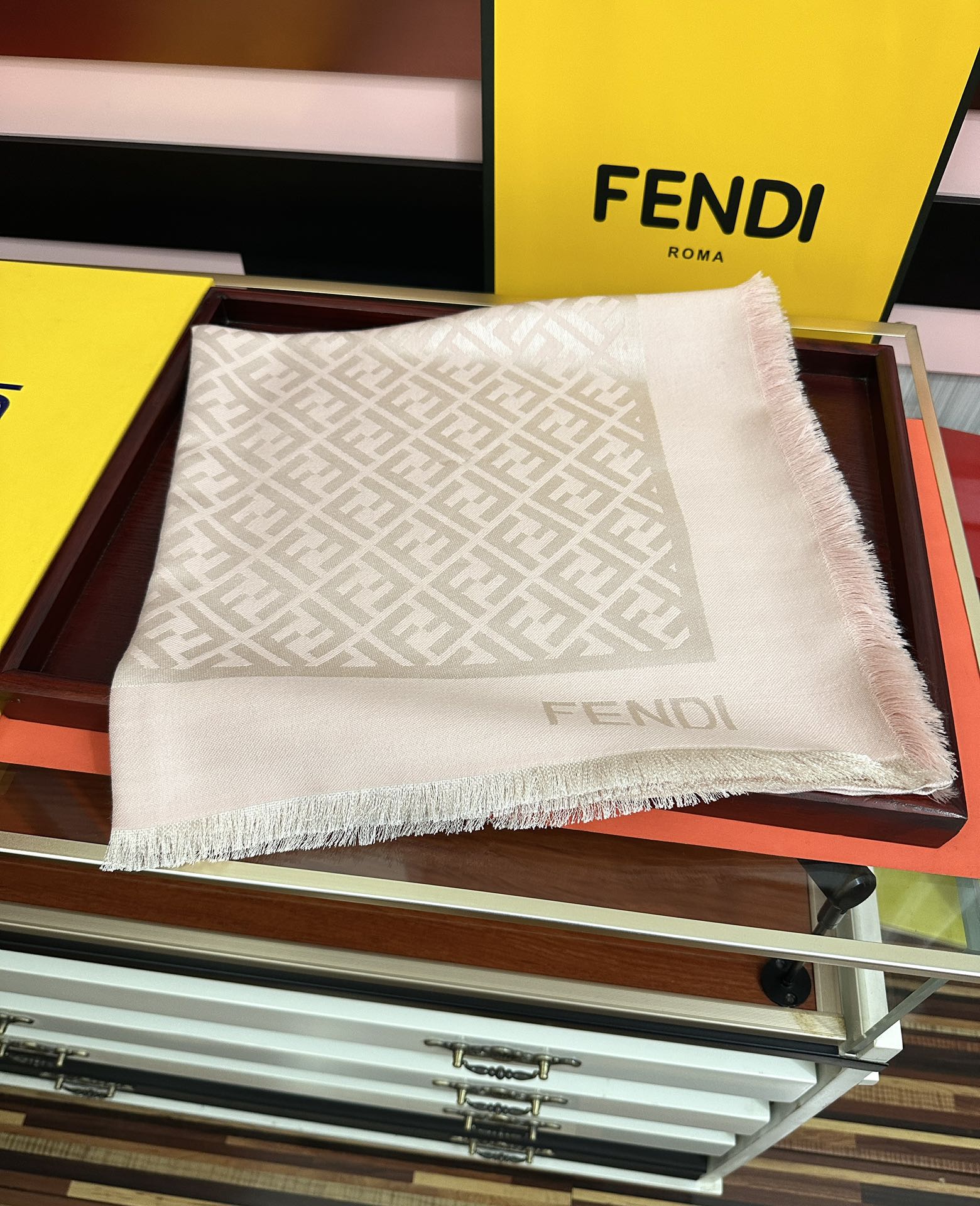 。新款 芬迪 ZG同步2025最新款 重磅推荐F字母标志，太美了[得意]，永不过时，好货不怕晚，经典款F