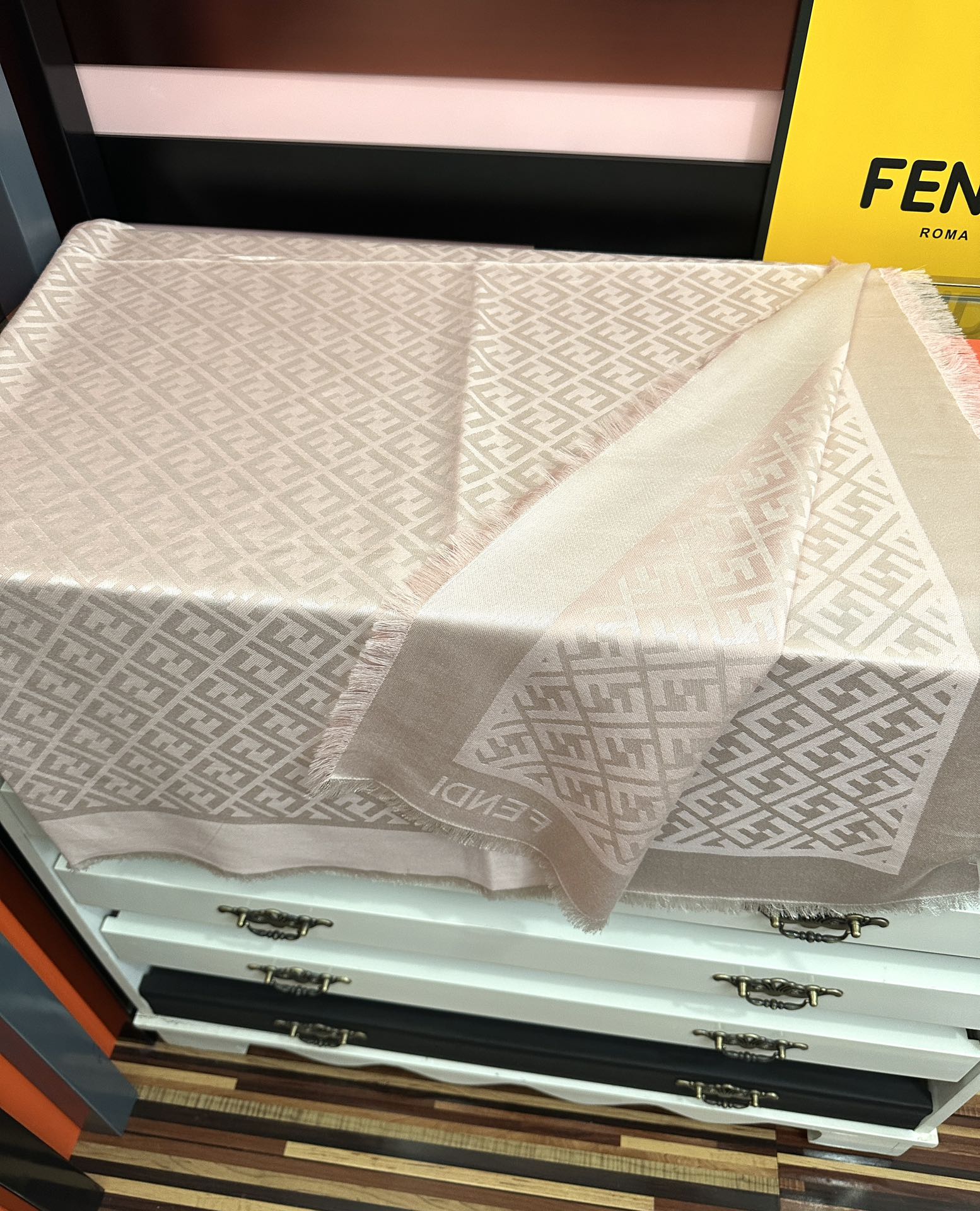 。新款 芬迪 ZG同步2025最新款 重磅推荐F字母标志，太美了[得意]，永不过时，好货不怕晚，经典款F