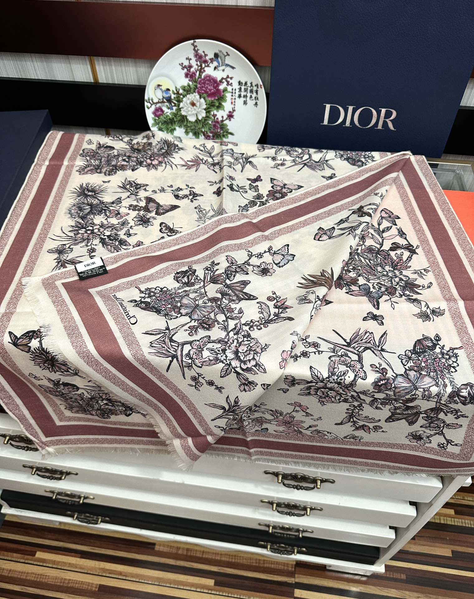 上新 迪奥。2010双面同色【花卉系列】太美了[吃瓜]下手一定要快[嘴唇]四季都可以用[勾引]真心美的让