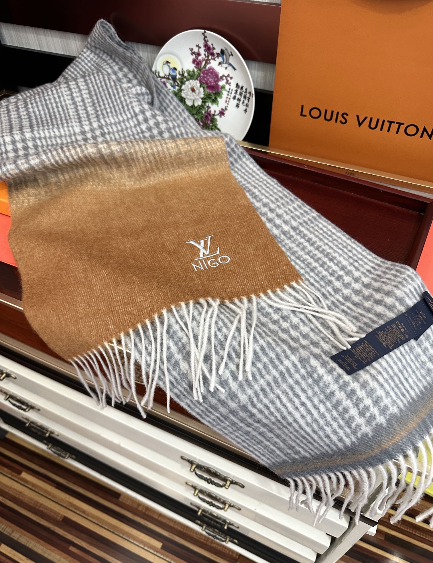 上新。 太美了2025 Lv采用内蒙古山羊绒，最新款男女通用情侣款👫重磅推荐💥 经典的格子，永不过时。非