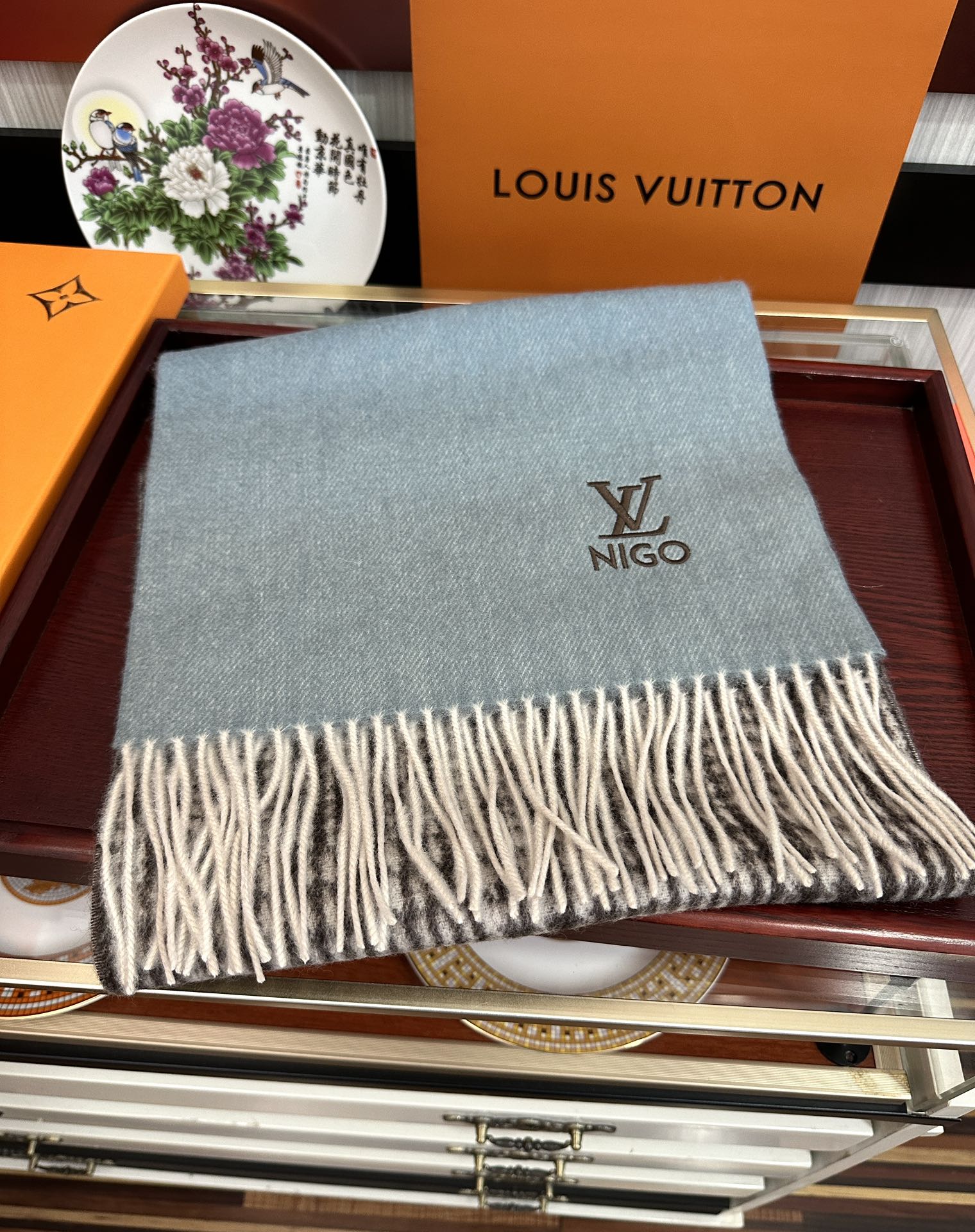 上新。 太美了2025 Lv采用内蒙古山羊绒，最新款男女通用情侣款👫重磅推荐💥 经典的格子，永不过时。非