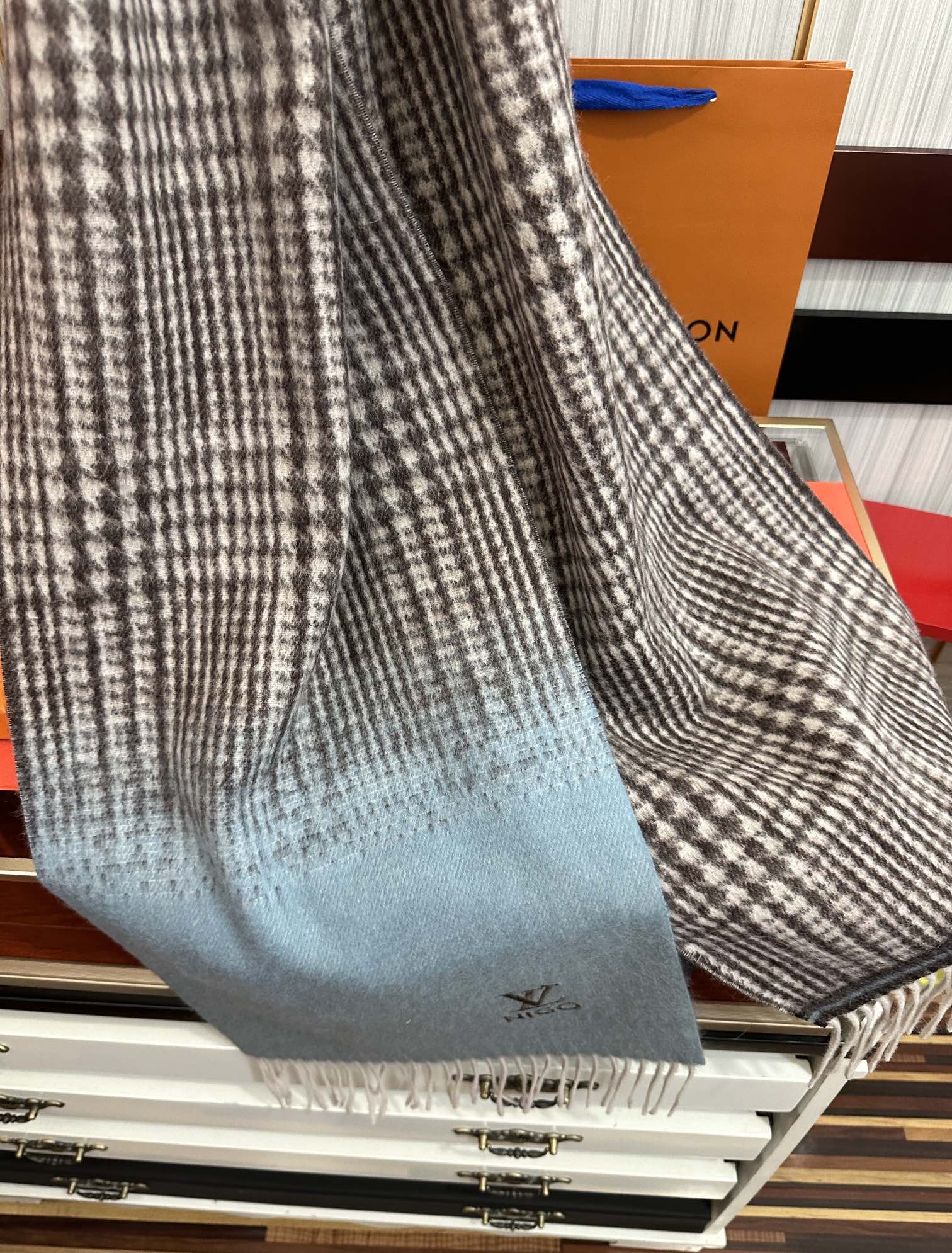 上新。 太美了2025 Lv采用内蒙古山羊绒，最新款男女通用情侣款👫重磅推荐💥 经典的格子，永不过时。非