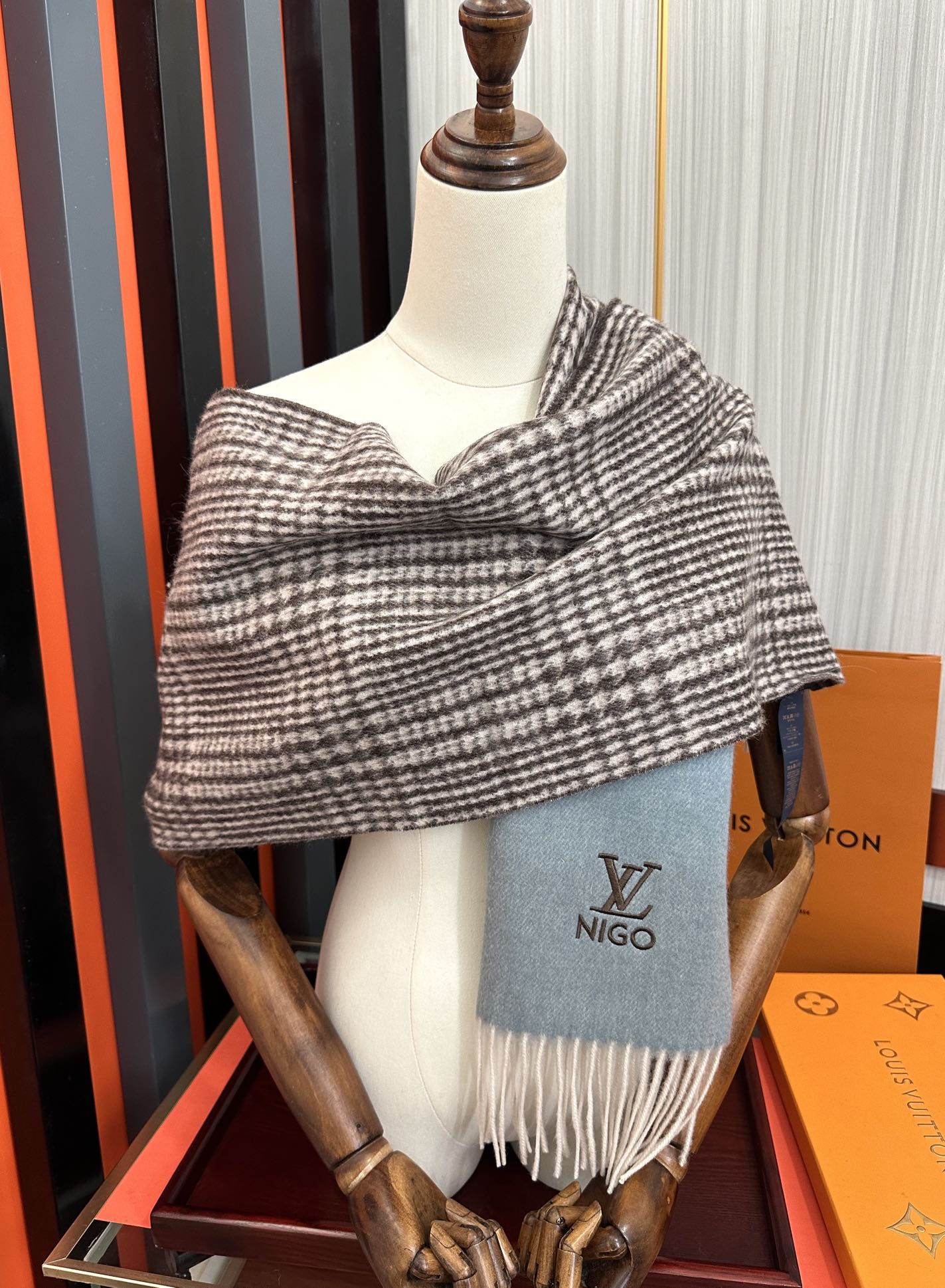 上新。 太美了2025 Lv采用内蒙古山羊绒，最新款男女通用情侣款👫重磅推荐💥 经典的格子，永不过时。非