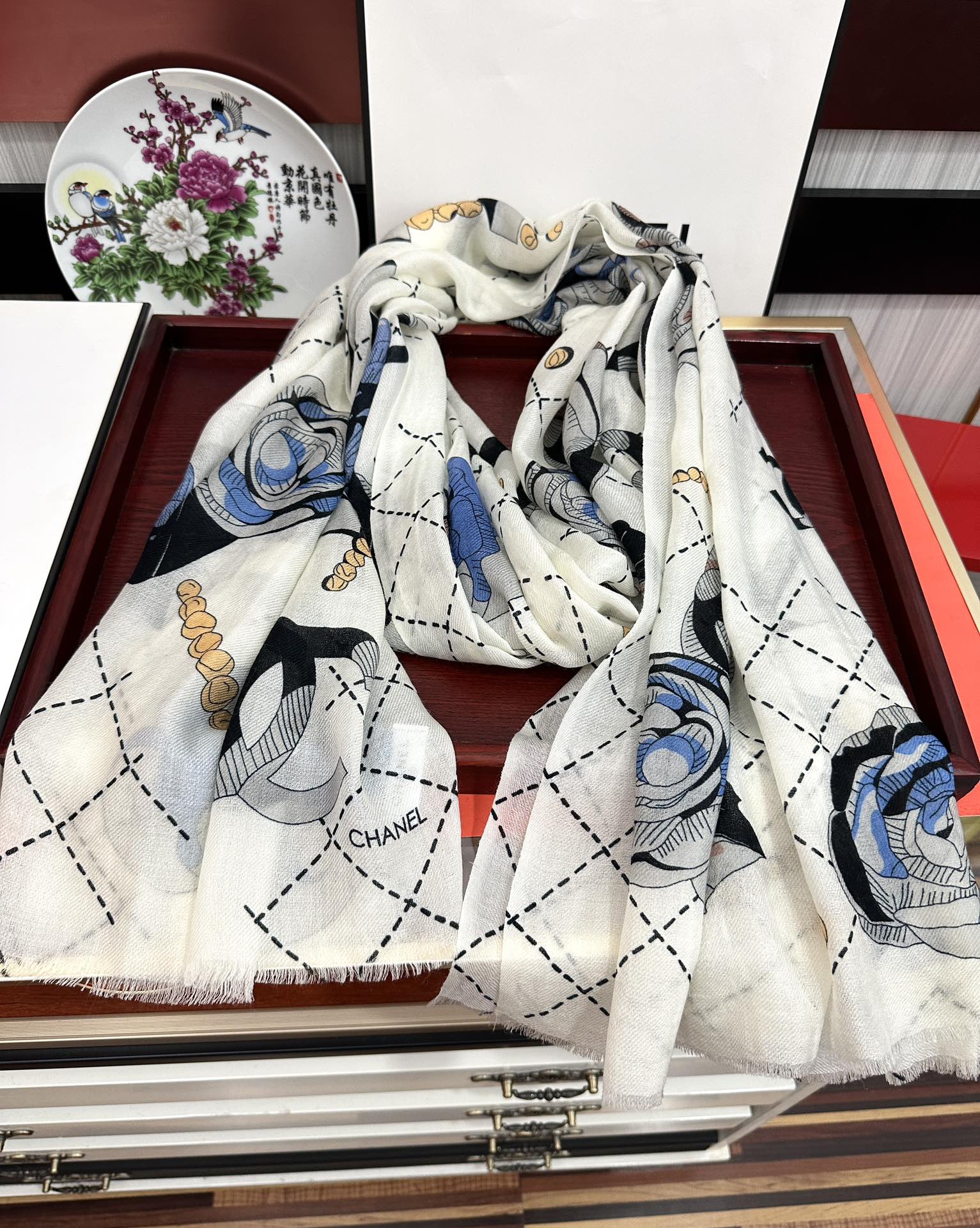 。上新 小香2025最新款、太美到心动😘【花朵🌼双c羊绒长巾】实物真心美 🎀披肩配以印花💓无论设计喷绘都