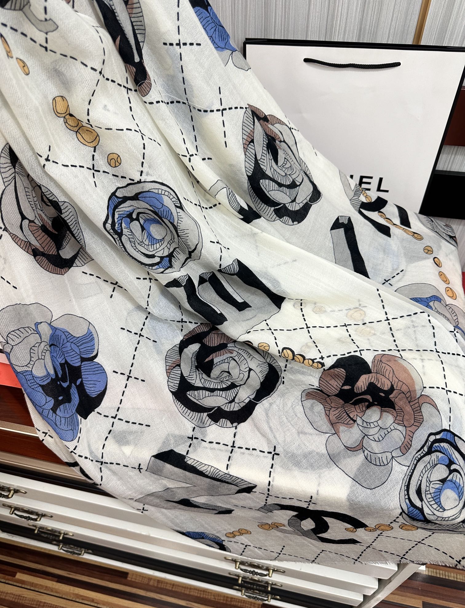 。上新 小香2025最新款、太美到心动😘【花朵🌼双c羊绒长巾】实物真心美 🎀披肩配以印花💓无论设计喷绘都