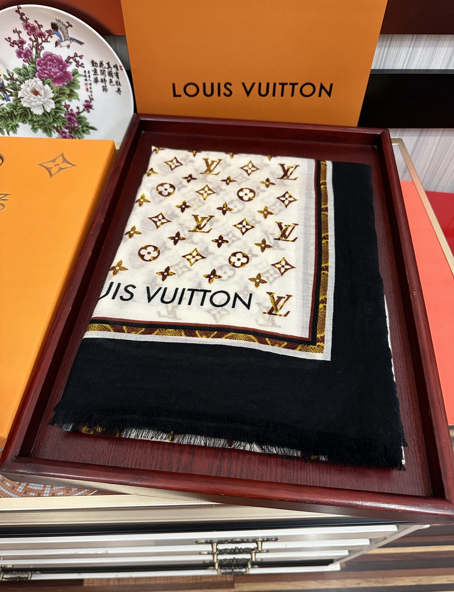 。新款 L家 2025最新款‼️真心赞👍【戒指绒长巾】😘💍实物真心美 🎀披肩配以印花💓💃🏻无论设计喷绘都