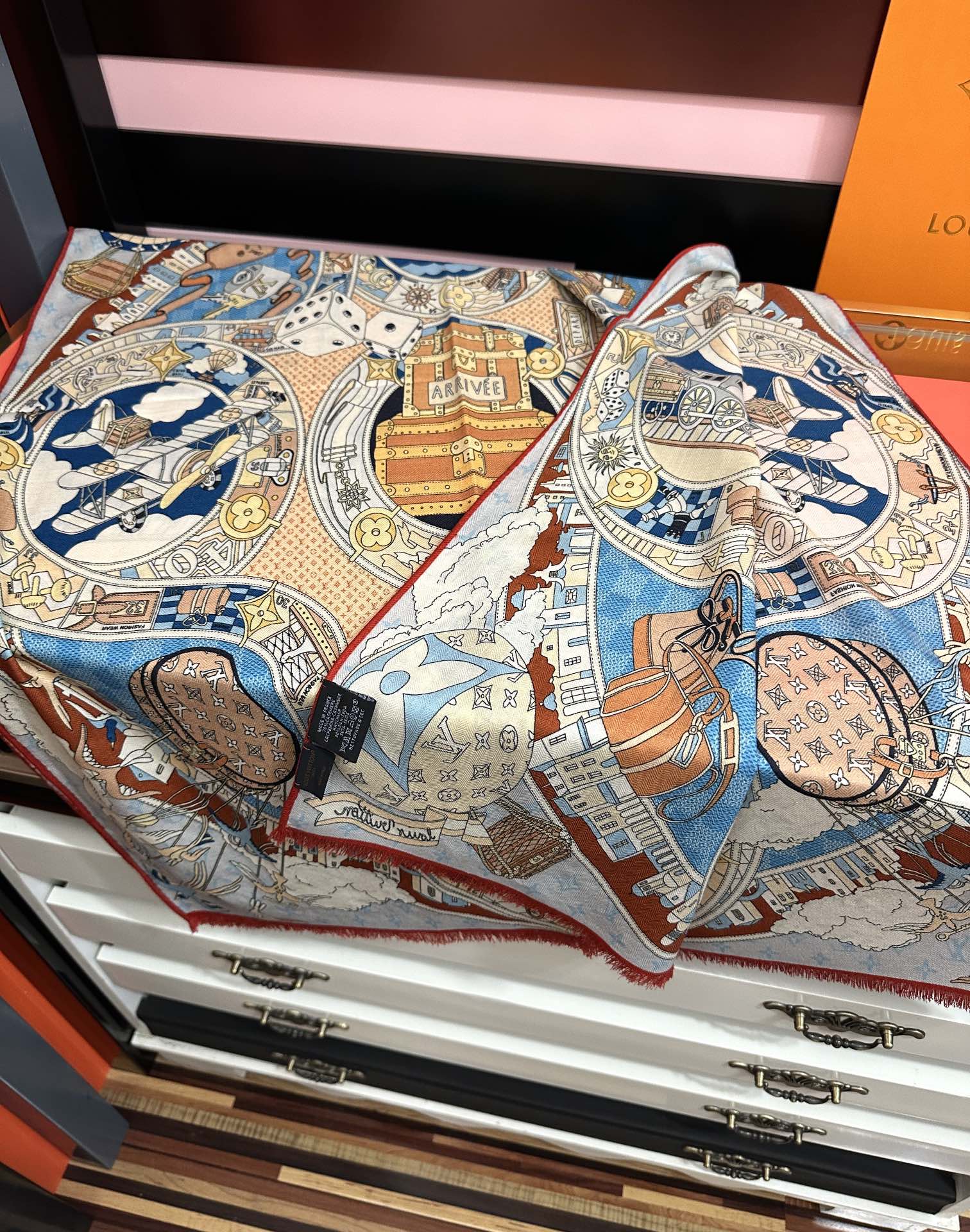 。 新款LV。高品质 【双面同色】女生必备款[得意]随便怎么围都好看[色]大气时尚 太美了[吃瓜]下手一