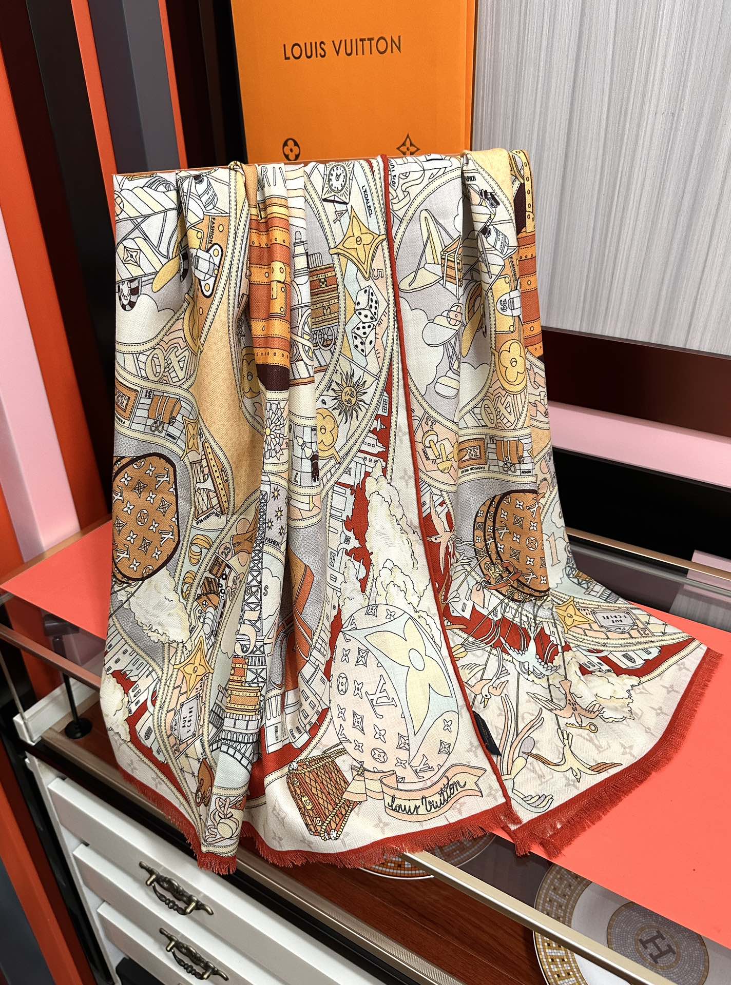 。 新款LV。高品质 【双面同色】女生必备款[得意]随便怎么围都好看[色]大气时尚 太美了[吃瓜]下手一