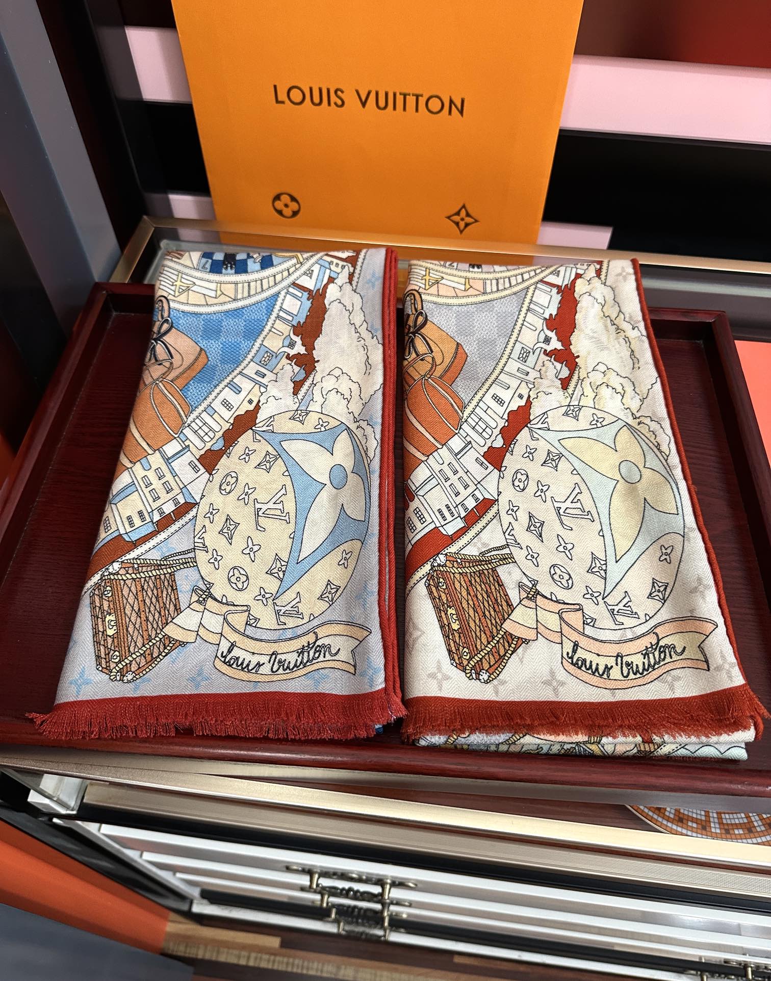 。 新款LV。高品质 【双面同色】女生必备款[得意]随便怎么围都好看[色]大气时尚 太美了[吃瓜]下手一