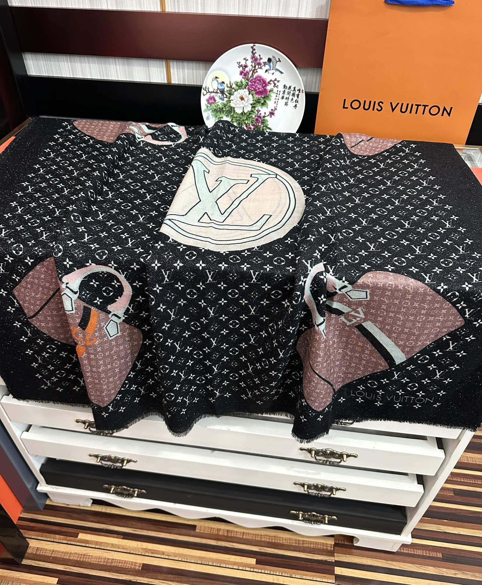 上新L V 银丝2025 最新款[庆祝]顶级设计太美了，真心赞👍羊绒长巾😘💍实物真心美 🎀披肩配以印花💓