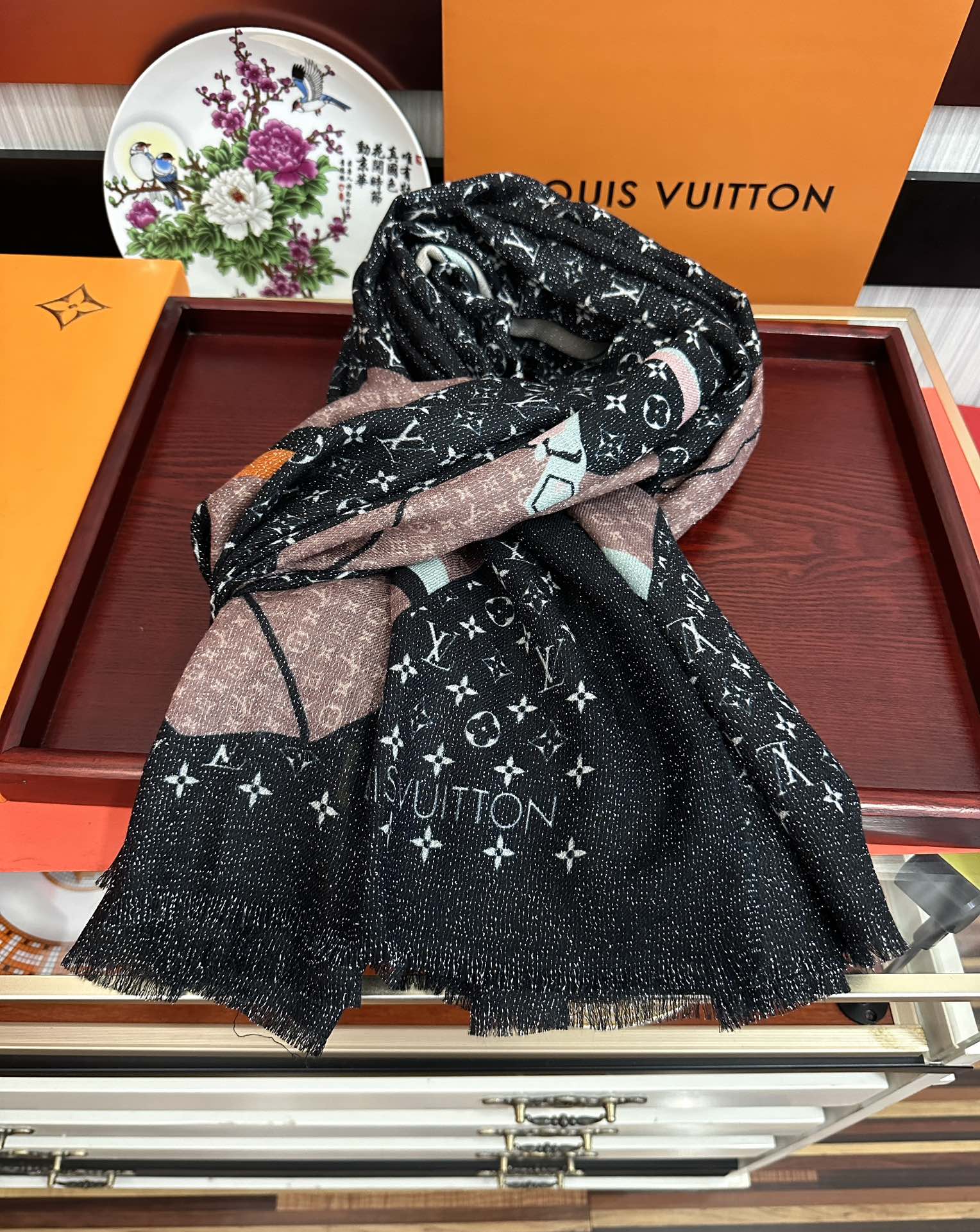 上新L V 银丝2025 最新款[庆祝]顶级设计太美了，真心赞👍羊绒长巾😘💍实物真心美 🎀披肩配以印花💓
