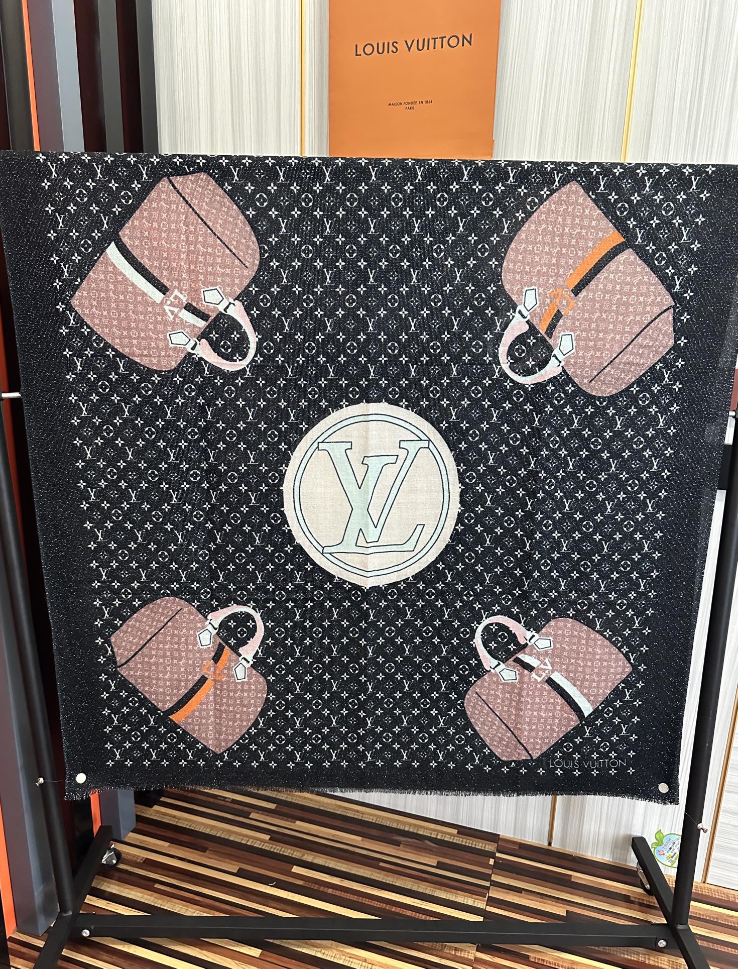 上新L V 银丝2025 最新款[庆祝]顶级设计太美了，真心赞👍羊绒长巾😘💍实物真心美 🎀披肩配以印花💓