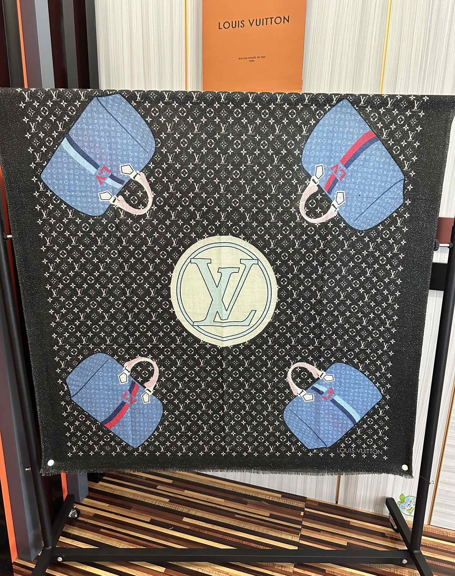 上新L V 银丝2025 最新款[庆祝]顶级设计太美了，真心赞👍羊绒长巾😘💍实物真心美 🎀披肩配以印花💓