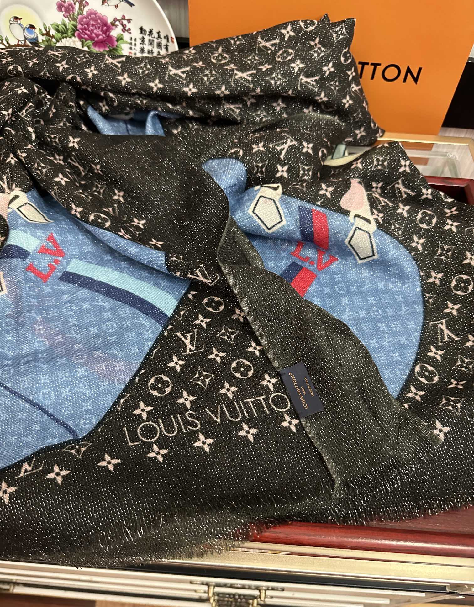 上新L V 银丝2025 最新款[庆祝]顶级设计太美了，真心赞👍羊绒长巾😘💍实物真心美 🎀披肩配以印花💓