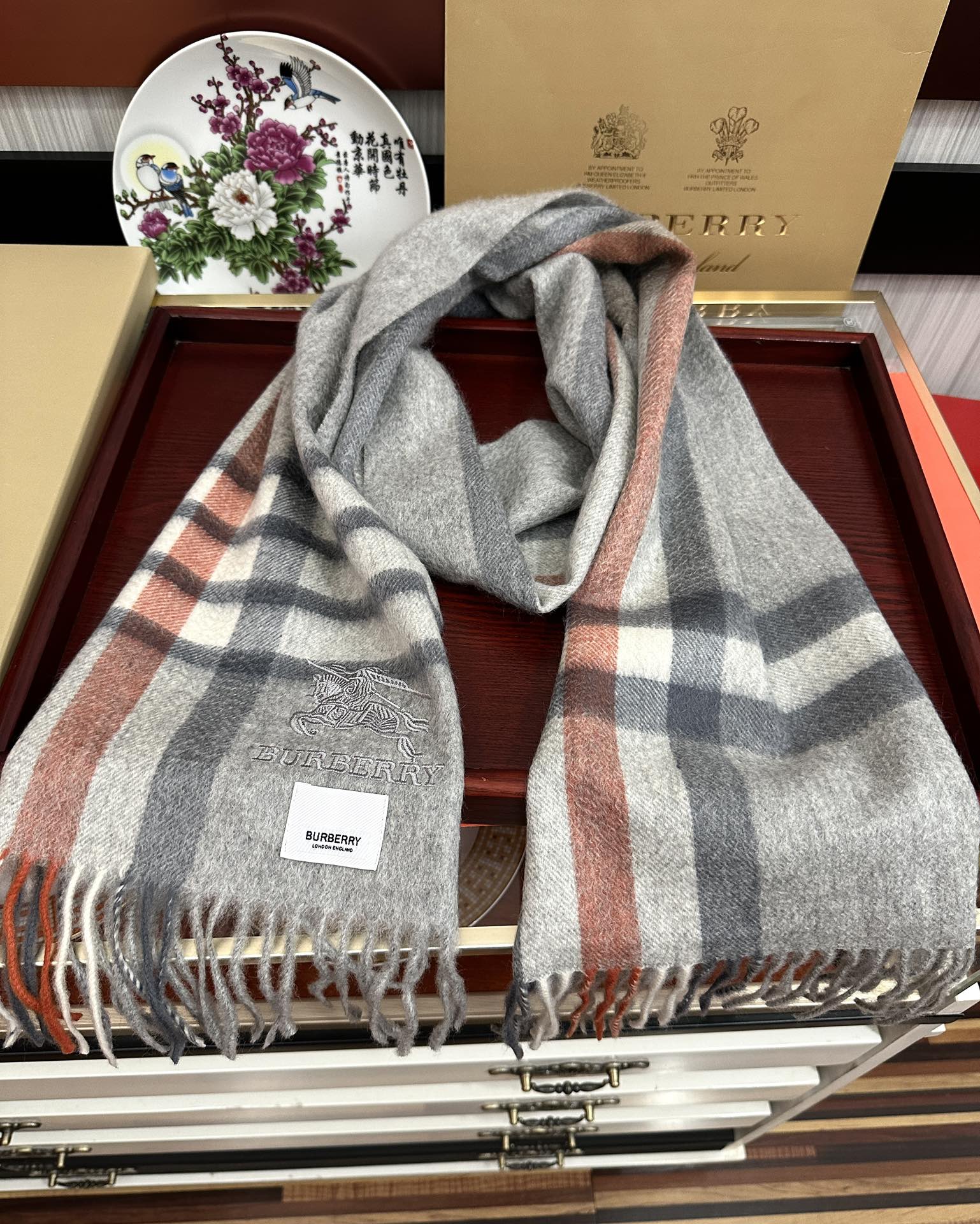 上新。2010 吧宝利 最爆款【采用内蒙古山羊绒】🎉男女士情侣款👫围巾‼️太美了😎让人耳目一新的感觉[色