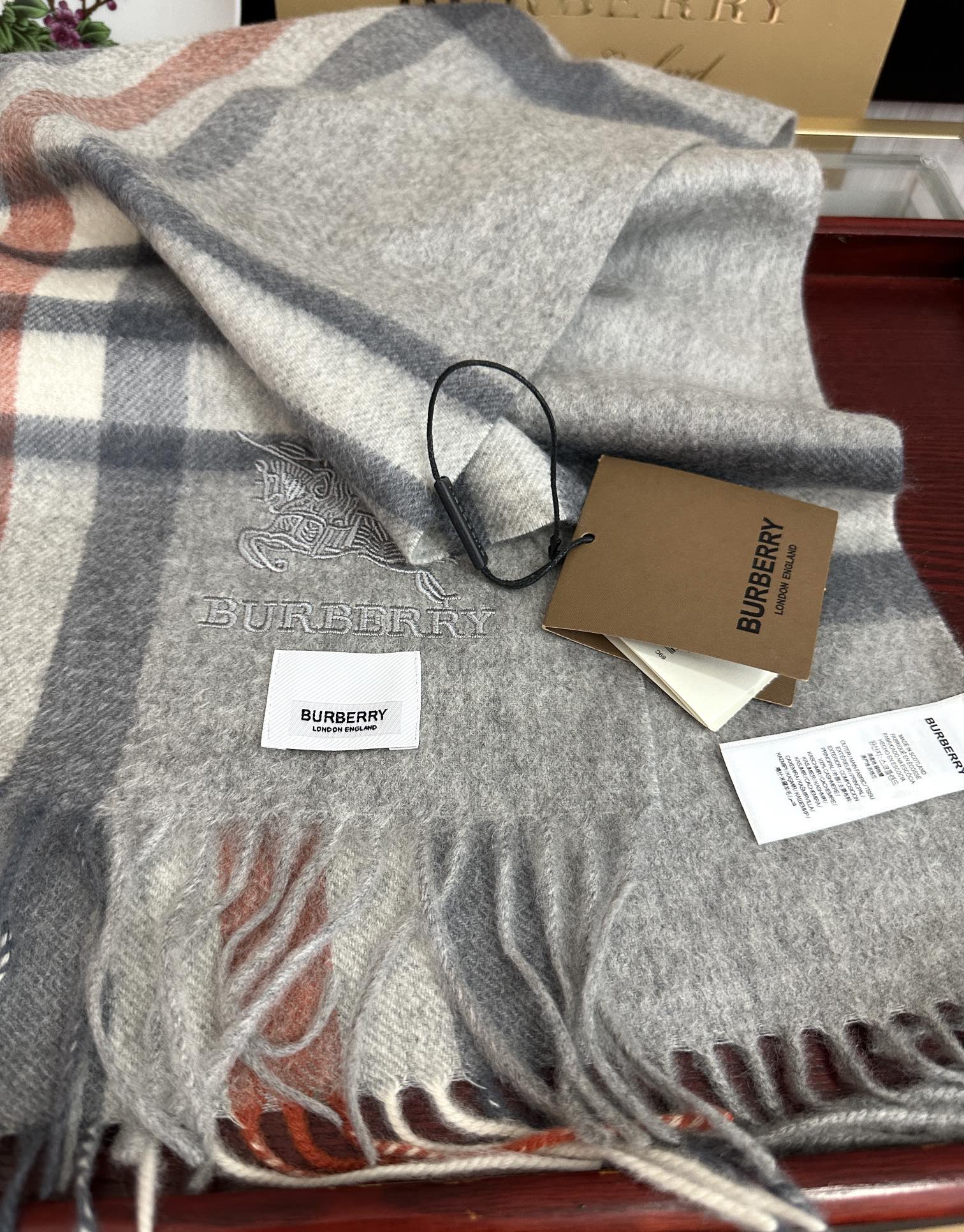 上新。2010 吧宝利 最爆款【采用内蒙古山羊绒】🎉男女士情侣款👫围巾‼️太美了😎让人耳目一新的感觉[色