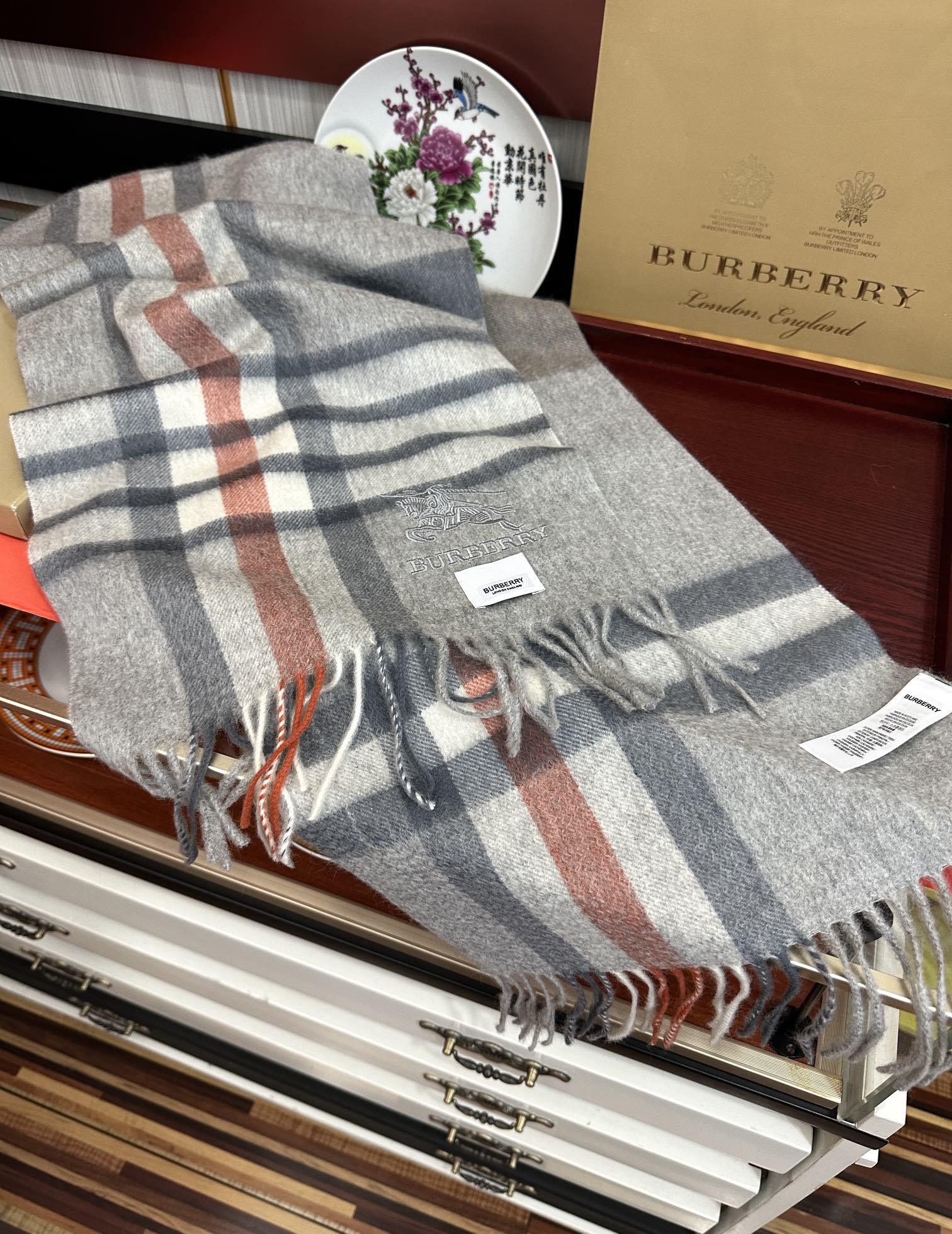 上新。2010 吧宝利 最爆款【采用内蒙古山羊绒】🎉男女士情侣款👫围巾‼️太美了😎让人耳目一新的感觉[色