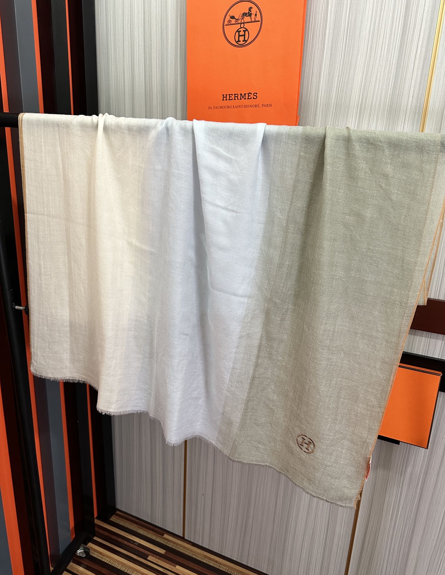 新款2025。爱马士🧣太美了[庆祝]万众瞩目经典版到货🎆最优质的年轻设计师推出的最新概念👓搭配调色纱染再