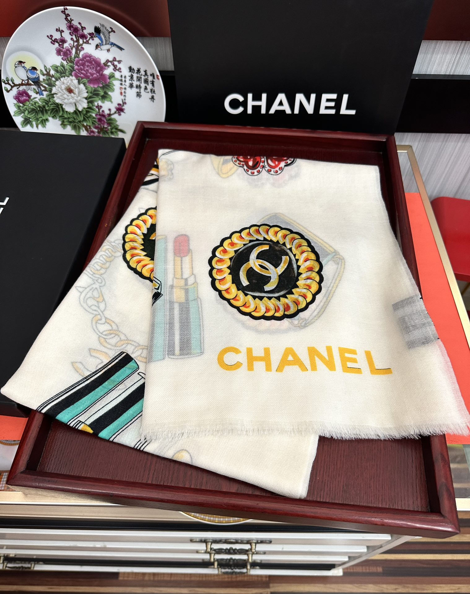 太美了2025小香最新款‼️真心赞👍😘💍实物真心美 🎀披肩配以印花💓💃🏻无论设计喷绘都是非常到位☀️细节