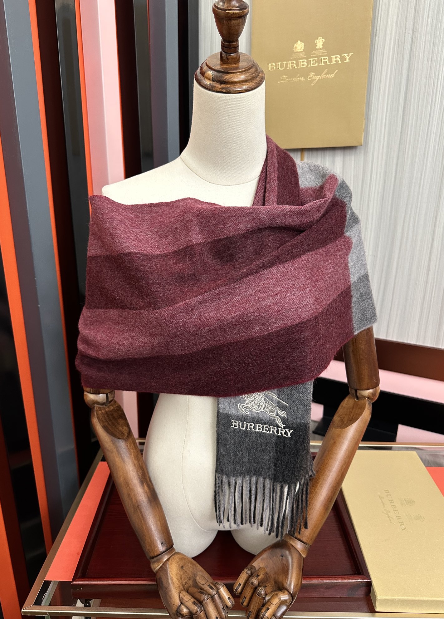 新款。巴宝莉100%羊绒 2025最爆款【采用内蒙古山羊绒】🎉男女士情侣款👫围巾‼️太美了😎让人耳目一新