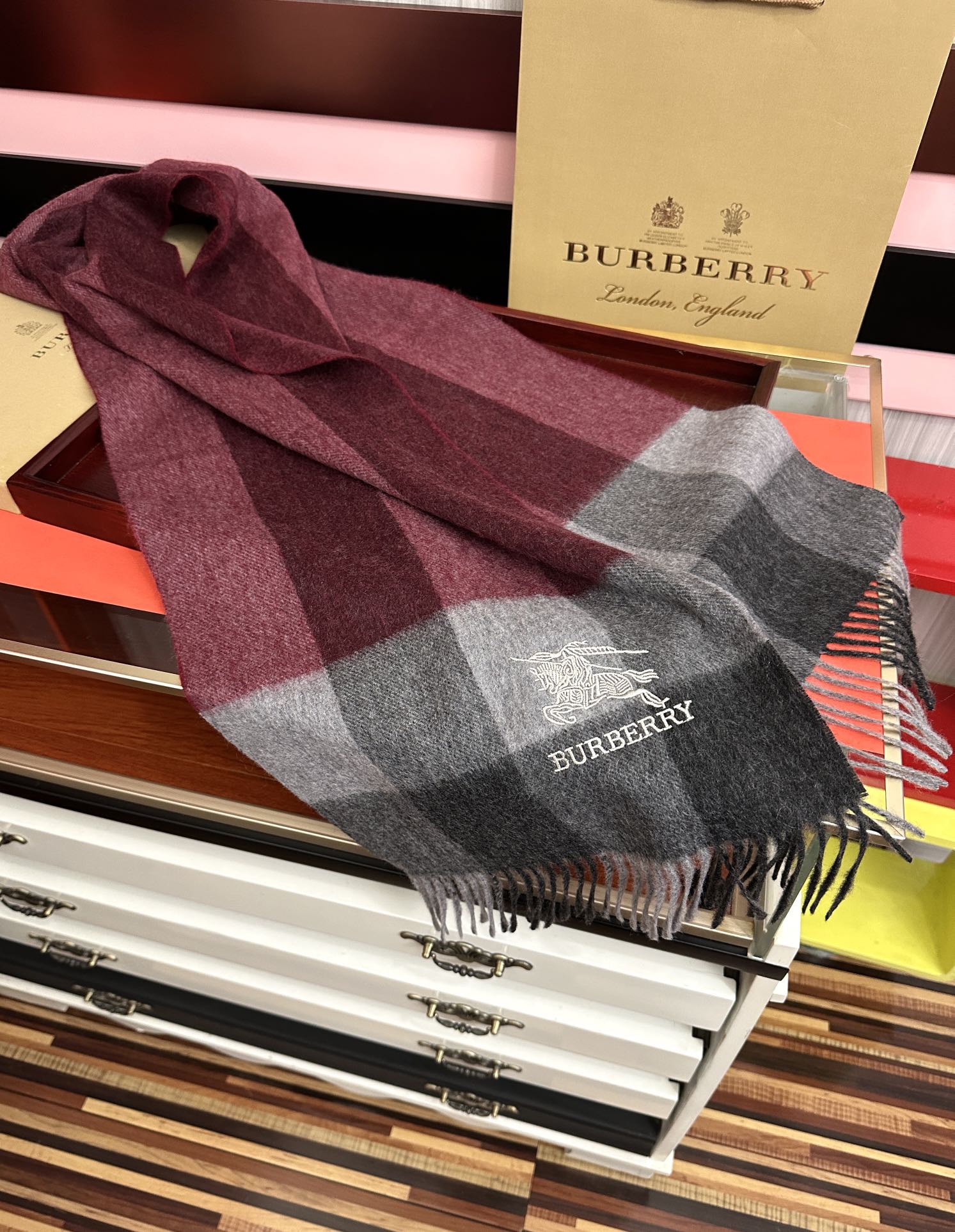 新款。巴宝莉100%羊绒 2025最爆款【采用内蒙古山羊绒】🎉男女士情侣款👫围巾‼️太美了😎让人耳目一新