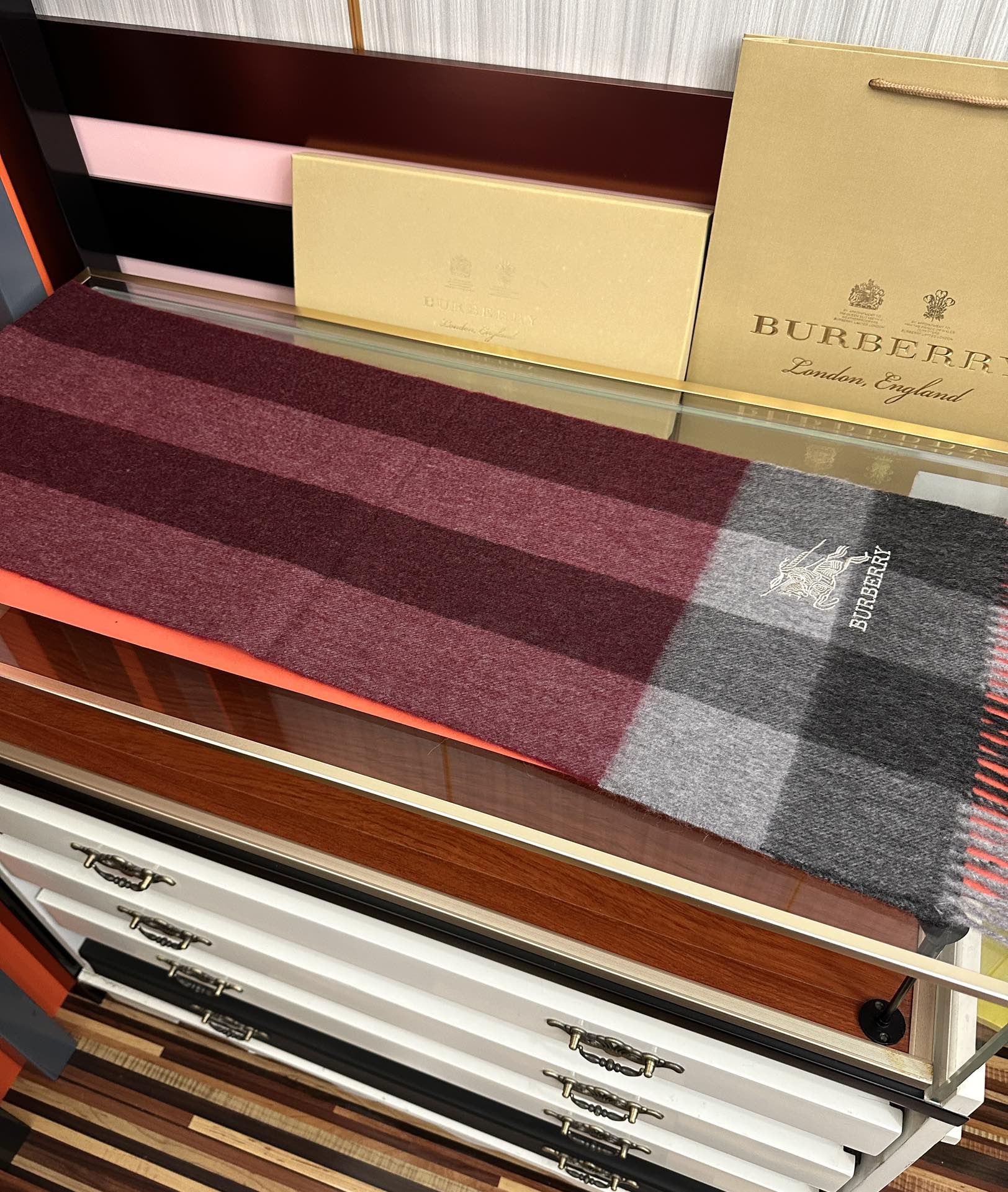 新款。巴宝莉100%羊绒 2025最爆款【采用内蒙古山羊绒】🎉男女士情侣款👫围巾‼️太美了😎让人耳目一新