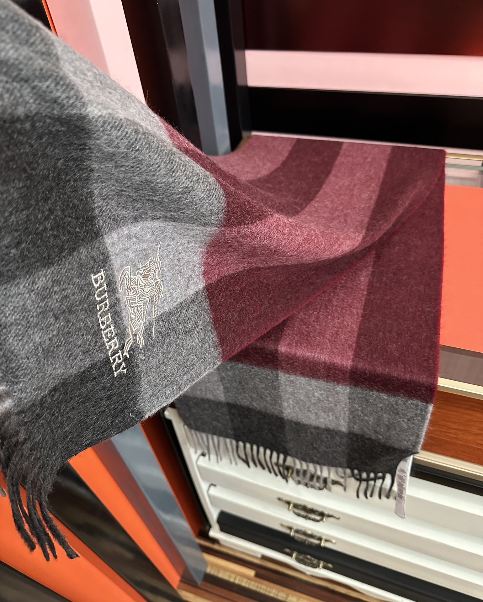 新款。巴宝莉100%羊绒 2025最爆款【采用内蒙古山羊绒】🎉男女士情侣款👫围巾‼️太美了😎让人耳目一新