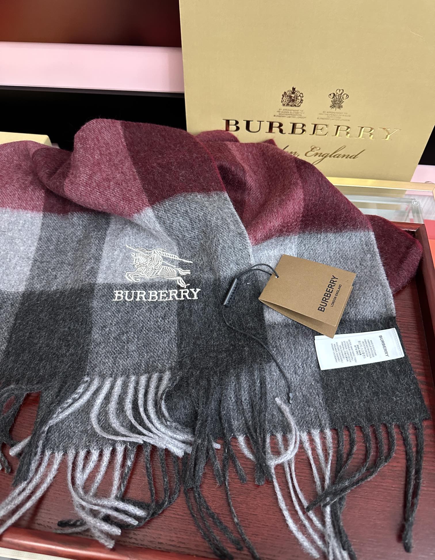 新款。巴宝莉100%羊绒 2025最爆款【采用内蒙古山羊绒】🎉男女士情侣款👫围巾‼️太美了😎让人耳目一新